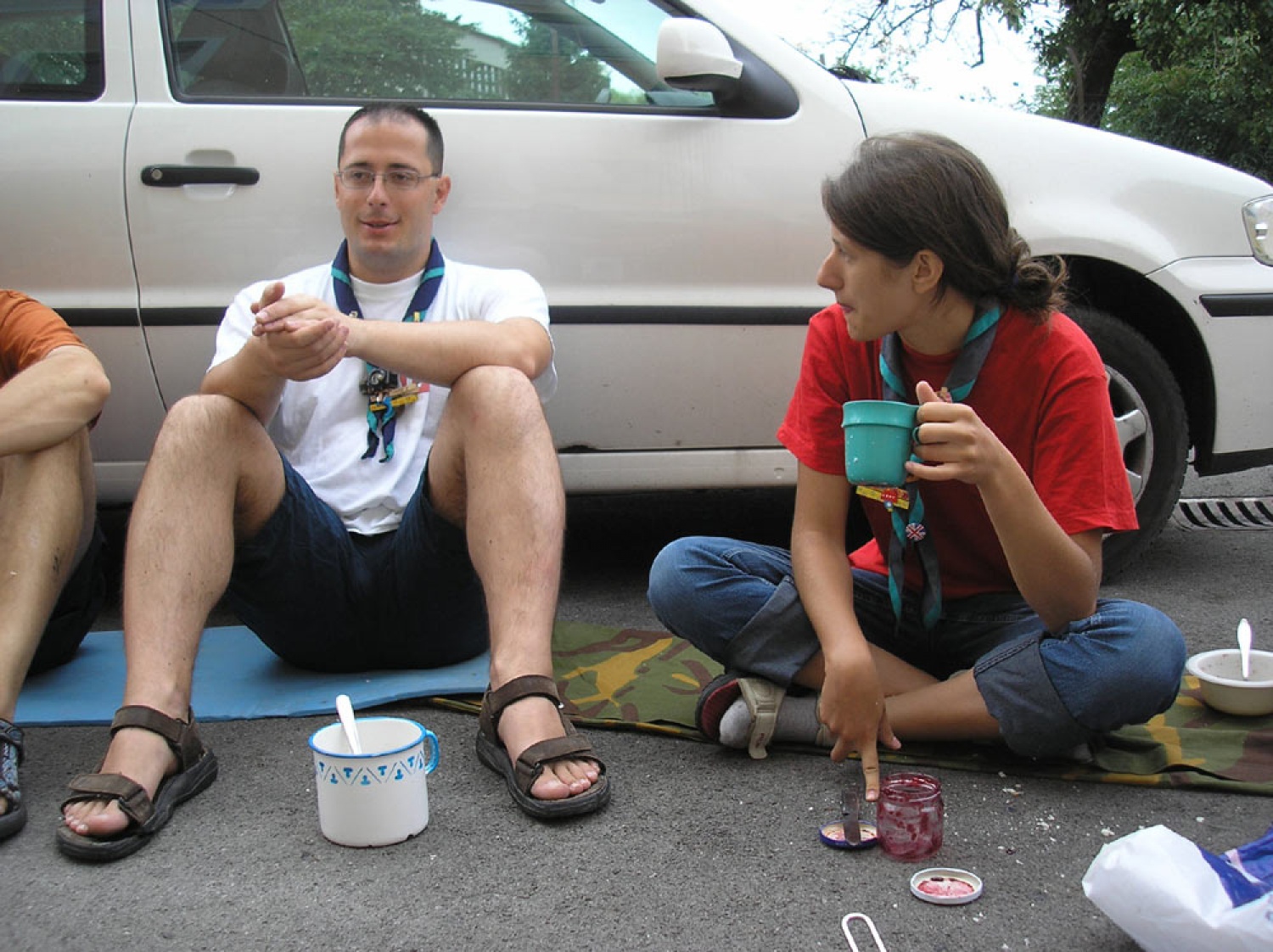 na cesti spimo, jemo in se umivamo