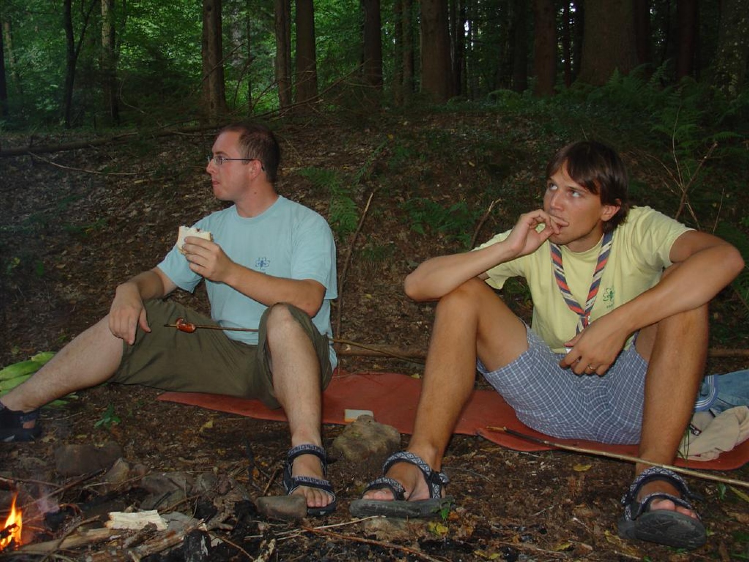 Gašper, kero pa tko gledaš? Za zakonskega moža se to ne spodobi.