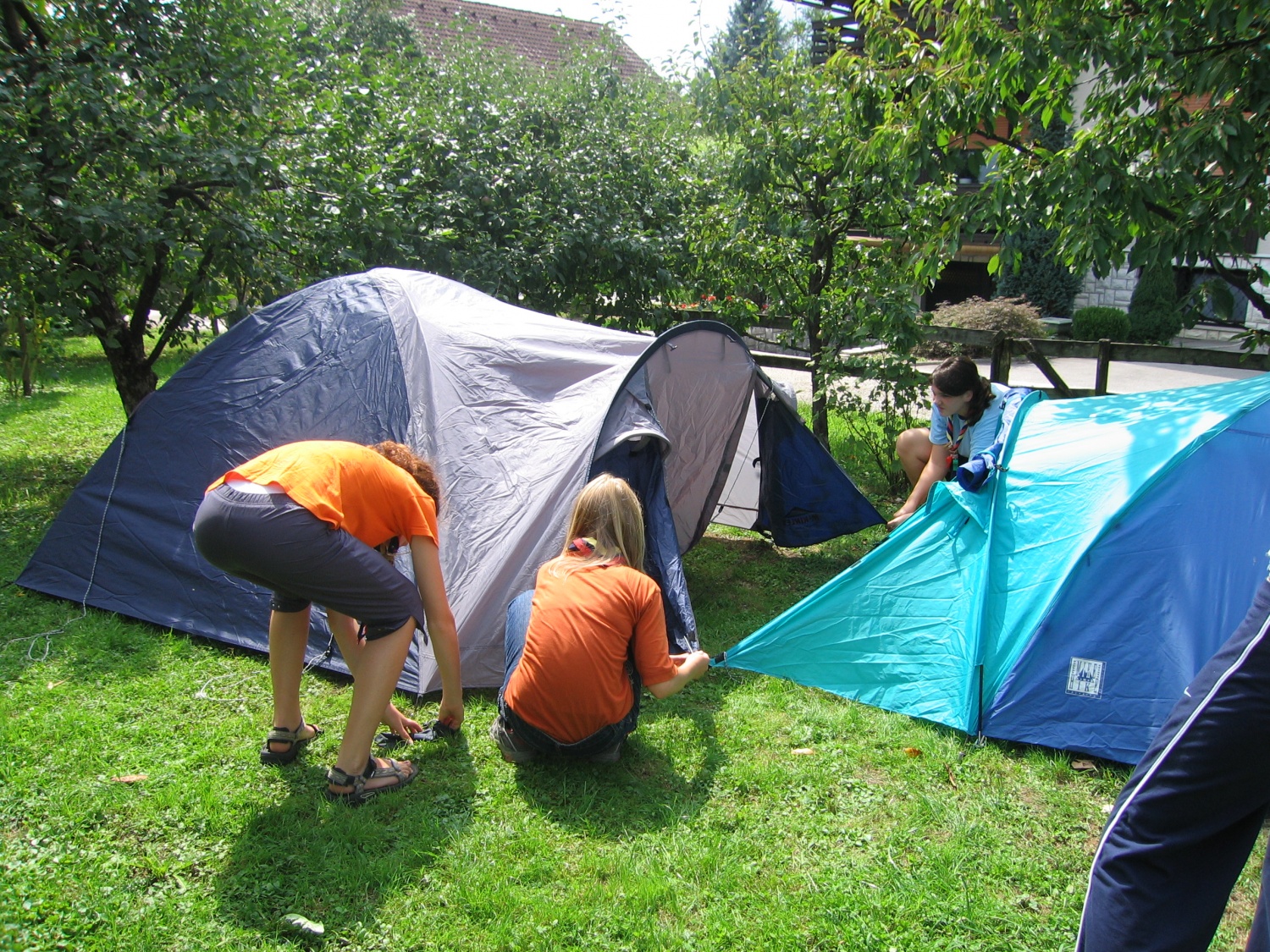 kar na vrtu smo si postavle sotore