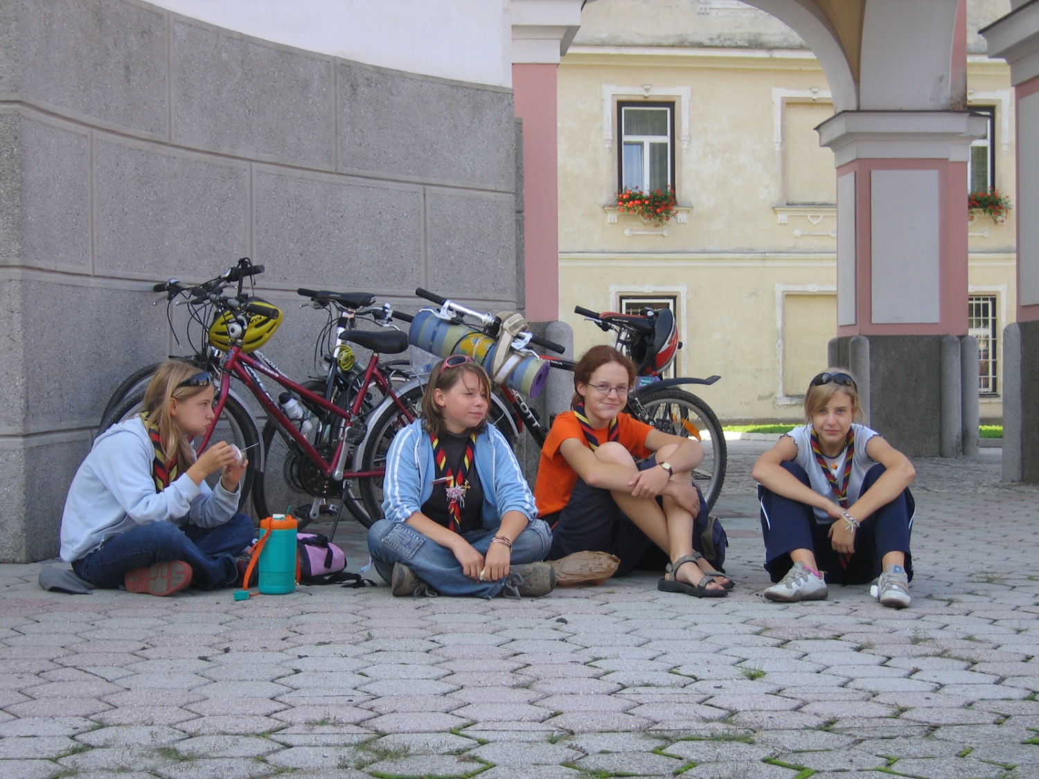 zajtrk pred cerkvijo u cerkljah