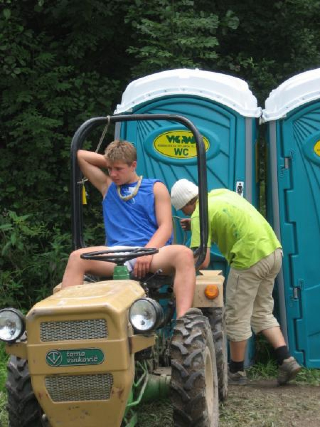 tehnično osebje glej daleč.