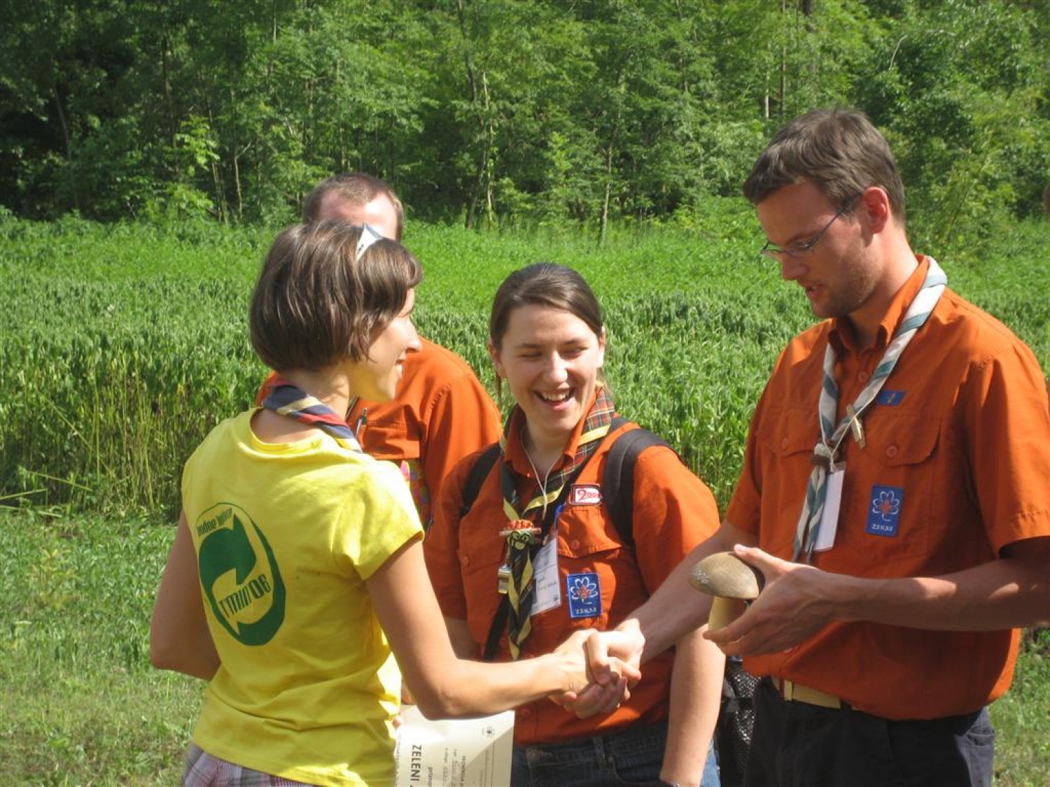 stroga ter nopodkupliva komisija (Jakob, Nataša in Simon) predajajo Darji pokal Zeleni Jurij
