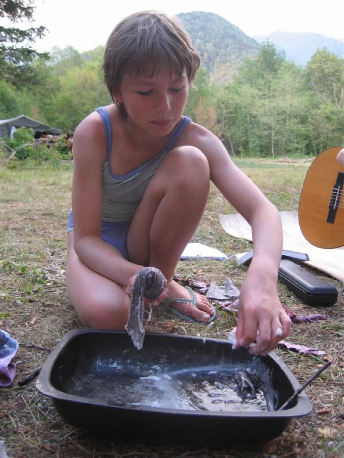 Diana uspešno izdeluje baklo za svetenje v jamah