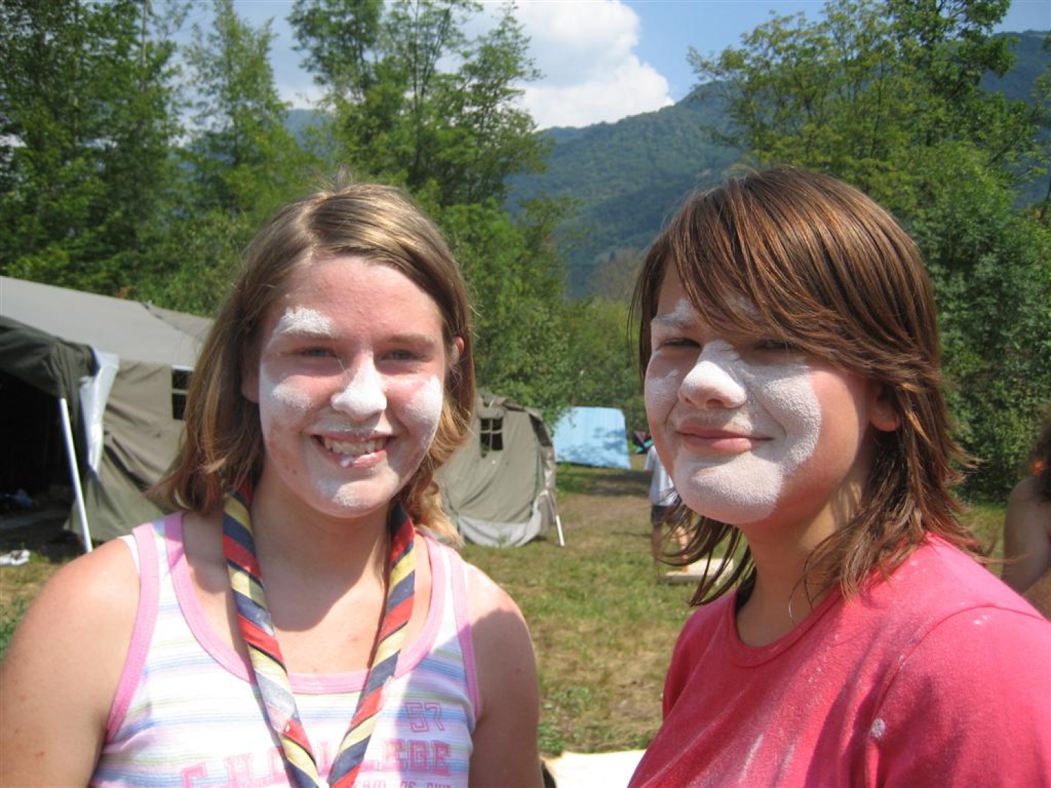 Nadja in Iza s prahistoričnim pudrom