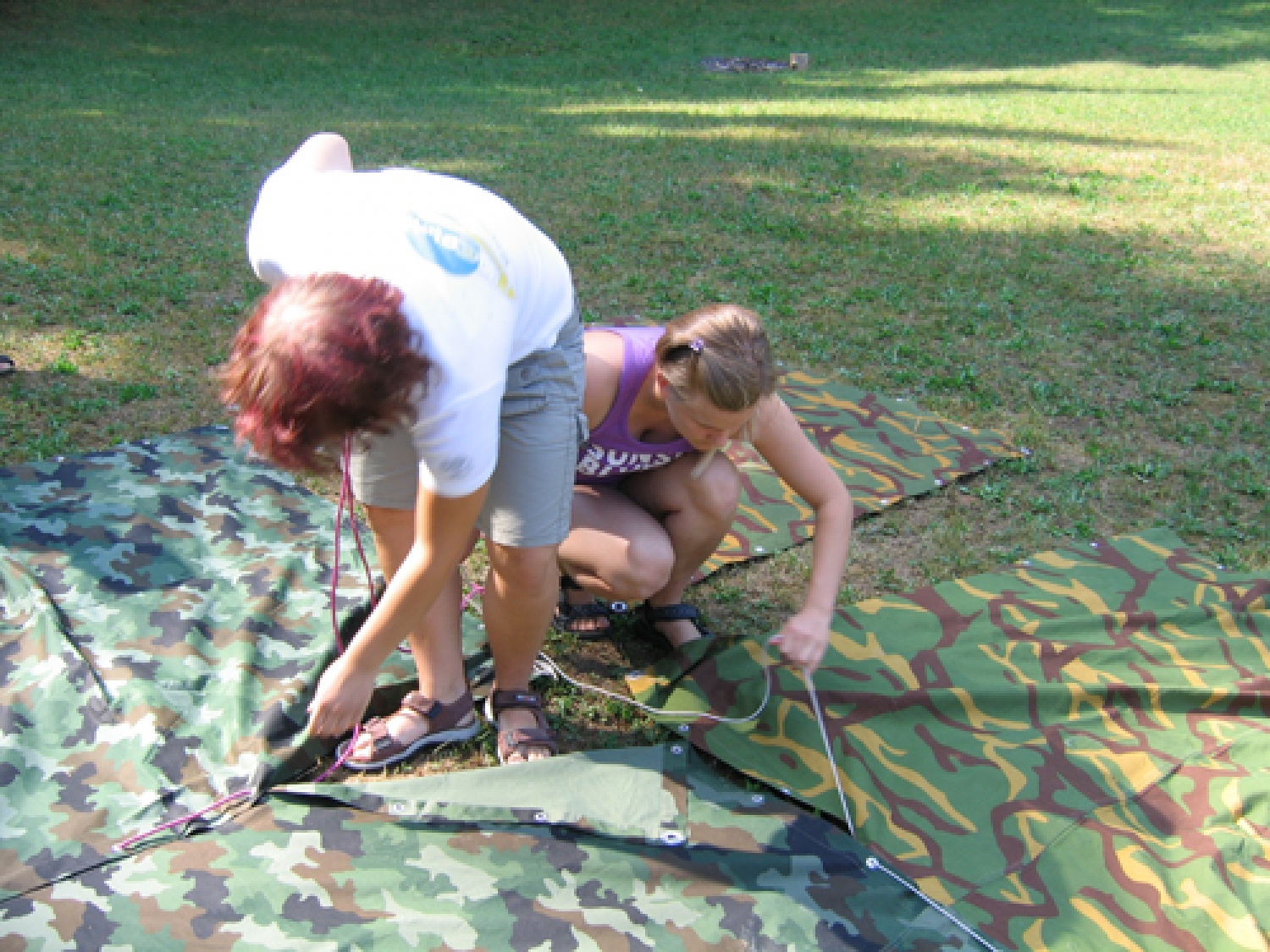 Danjela in Janja med šivanjem šotork