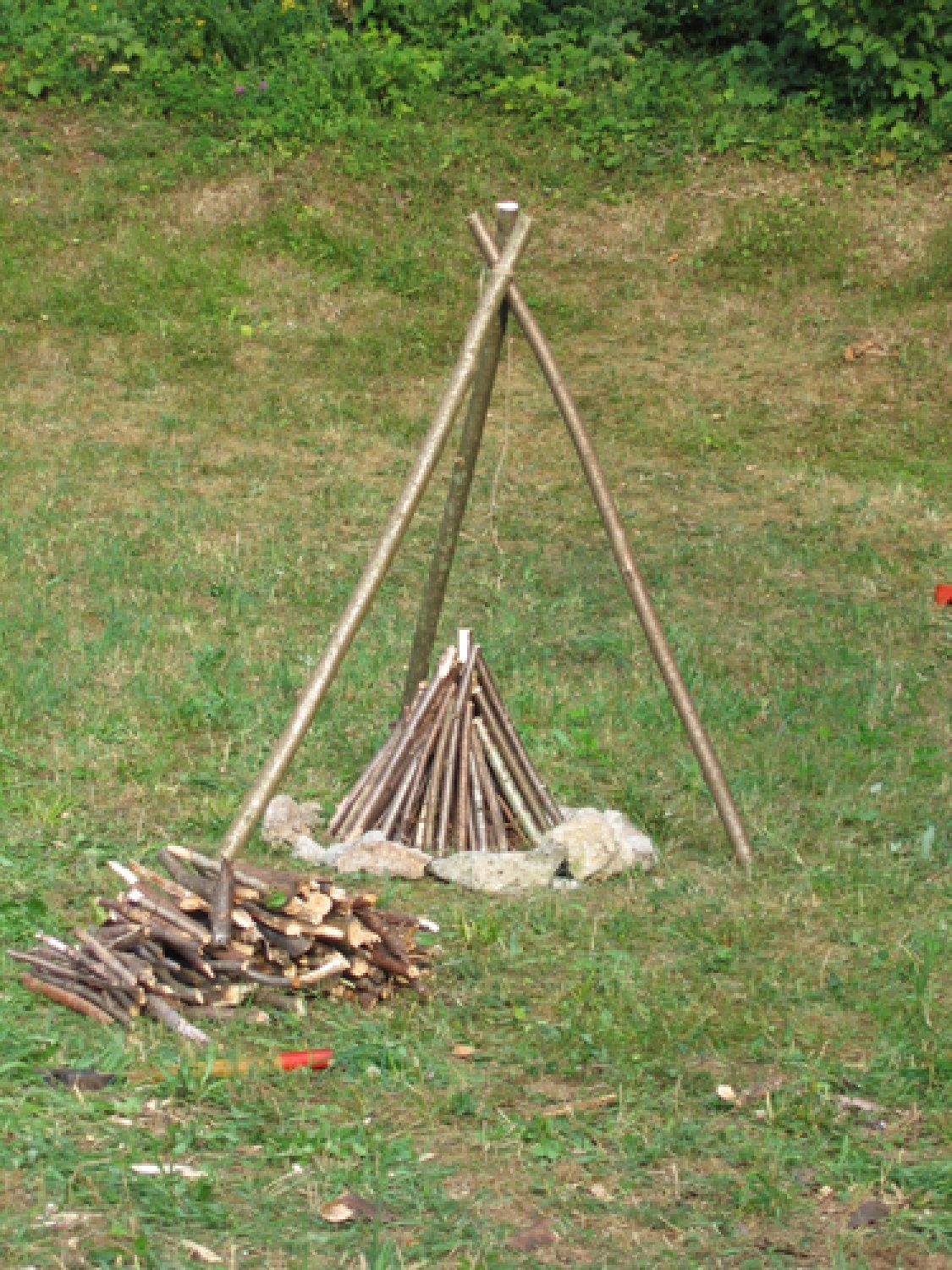 Piramida z trinožnim stojalom za kotliček