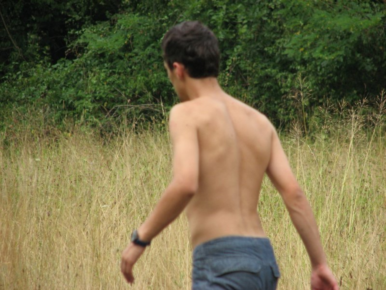 fant, ki je delu obrnil hrbet...