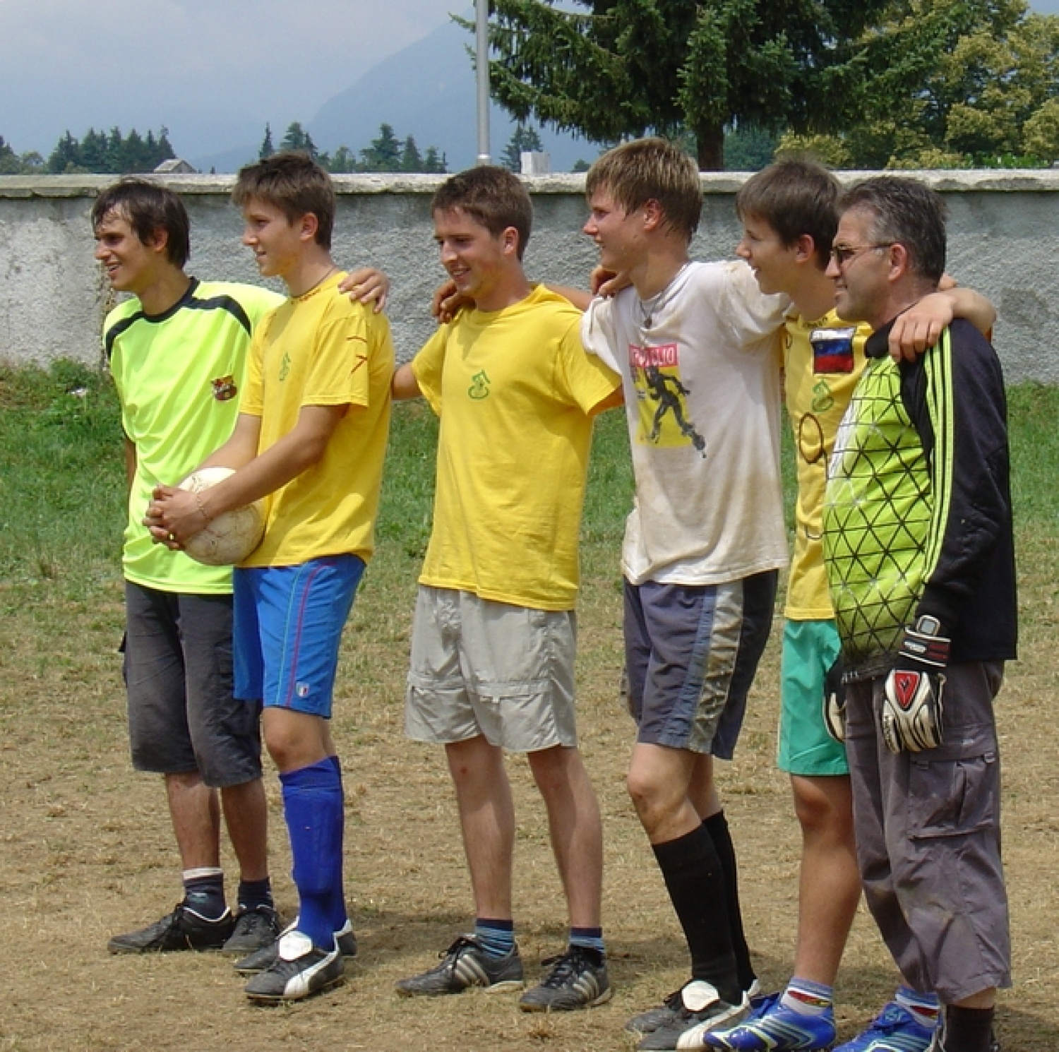 Ekipa Predoslje 1 z domačim župnikom, ki je osvojila 2. mesto