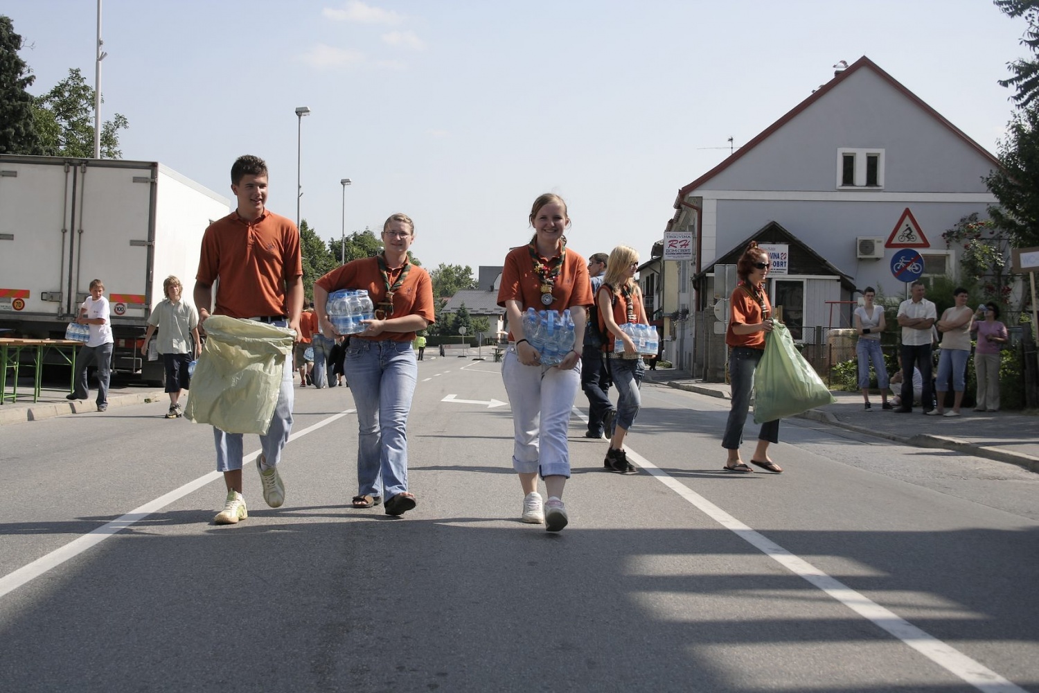poleg raznašanja vode smo skrbeli tudi za smeti