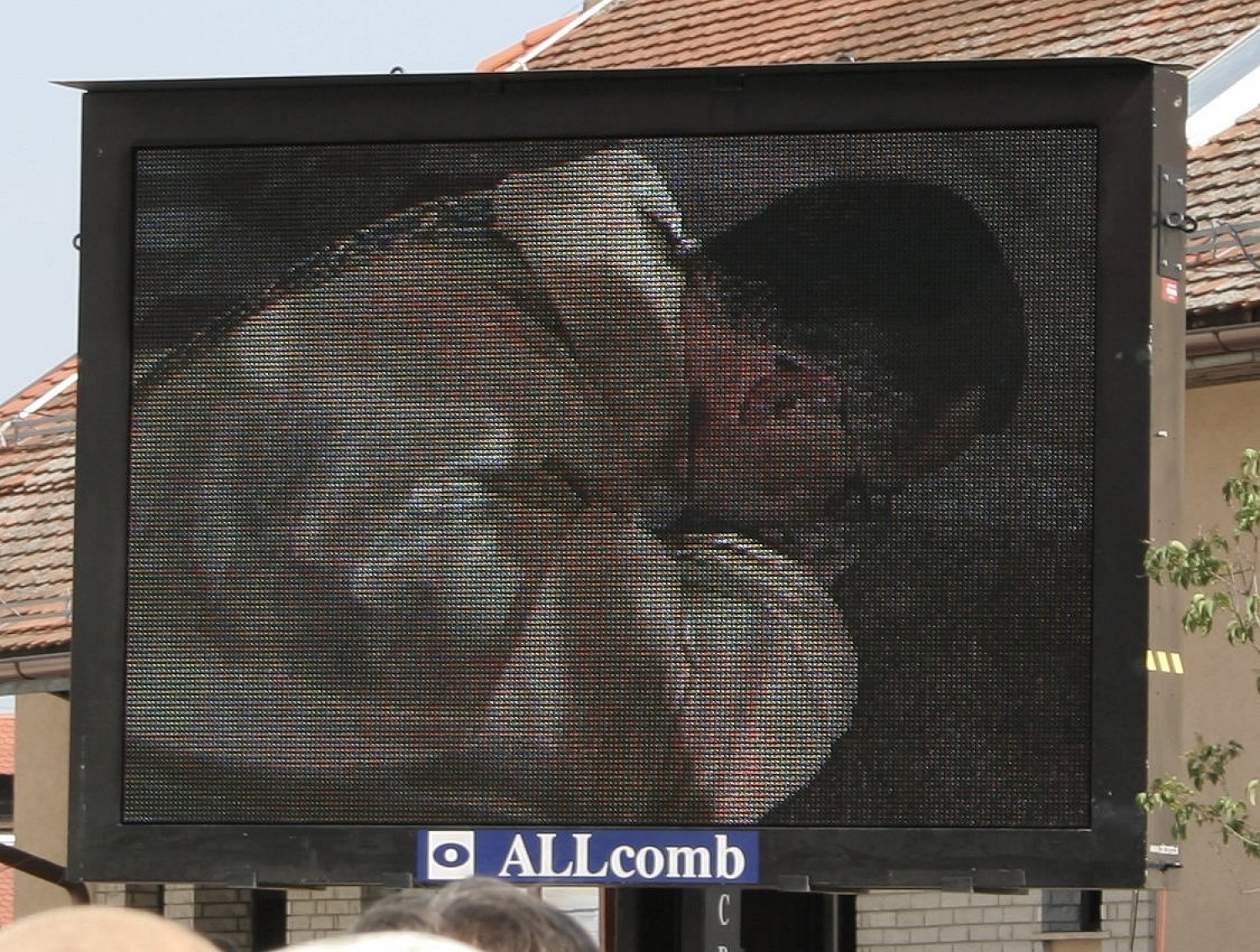 obiskovalci, ki so bili zunaj so dogajanje spremljali na velikem zaslonu