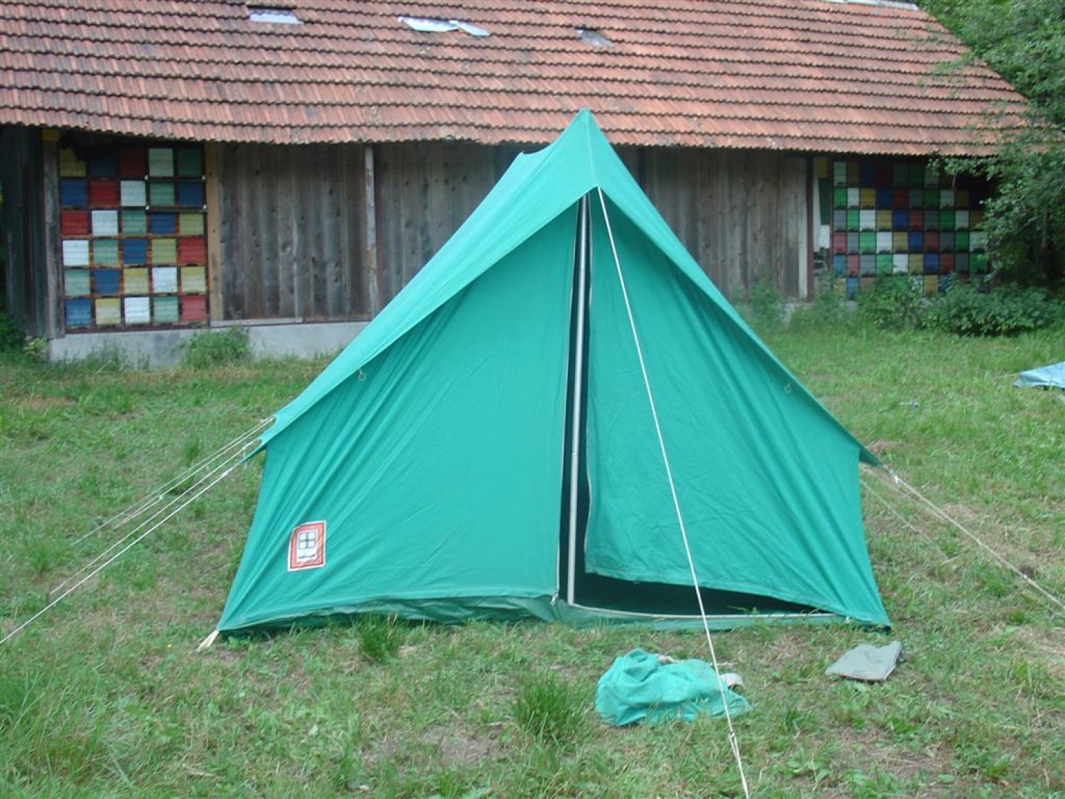 Odkrili smo jamboree z enojno streho za štiri osebe - hibrid