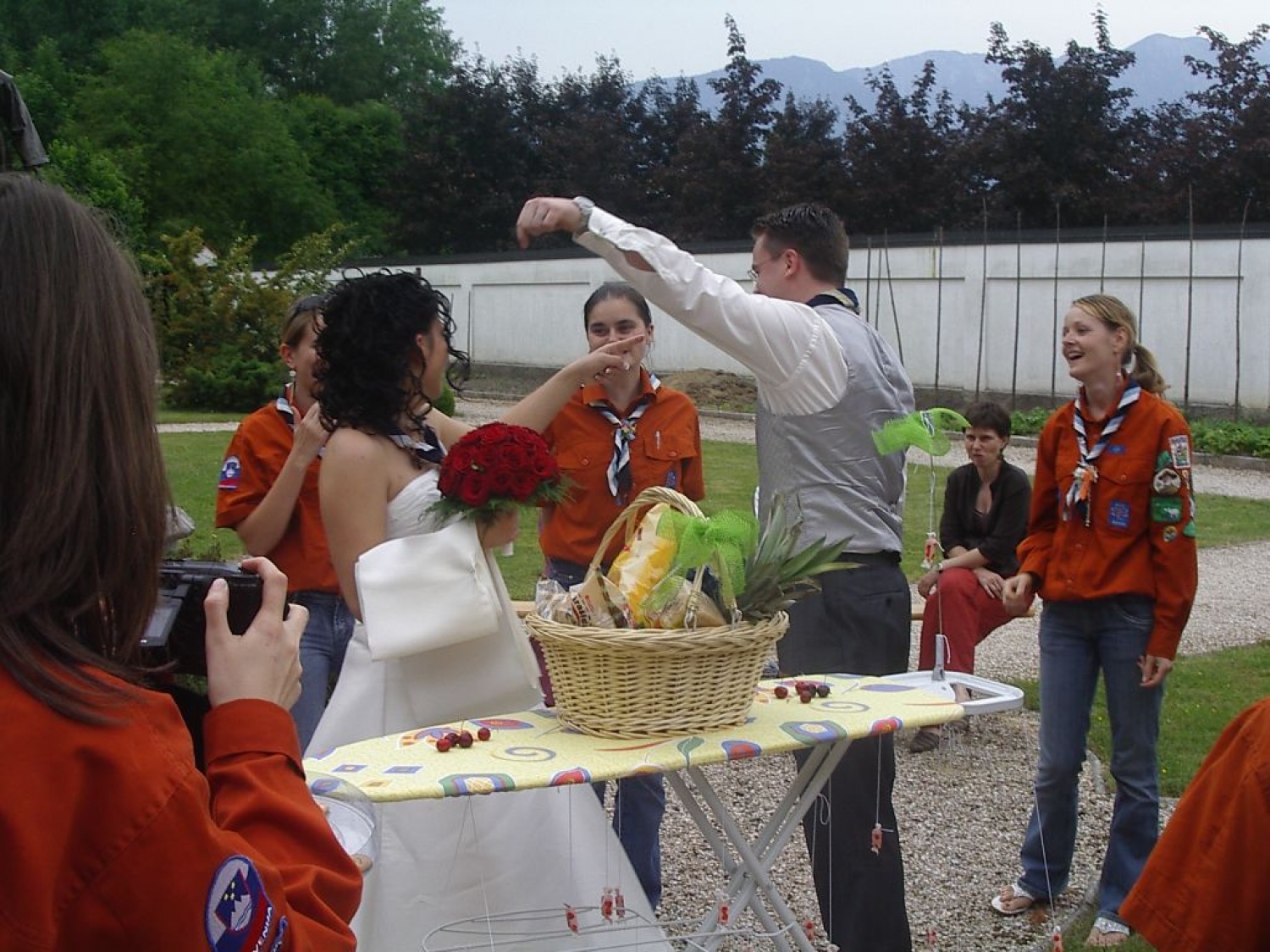 Marko Krumpestar in Simona Pregl dobita darilo od stega