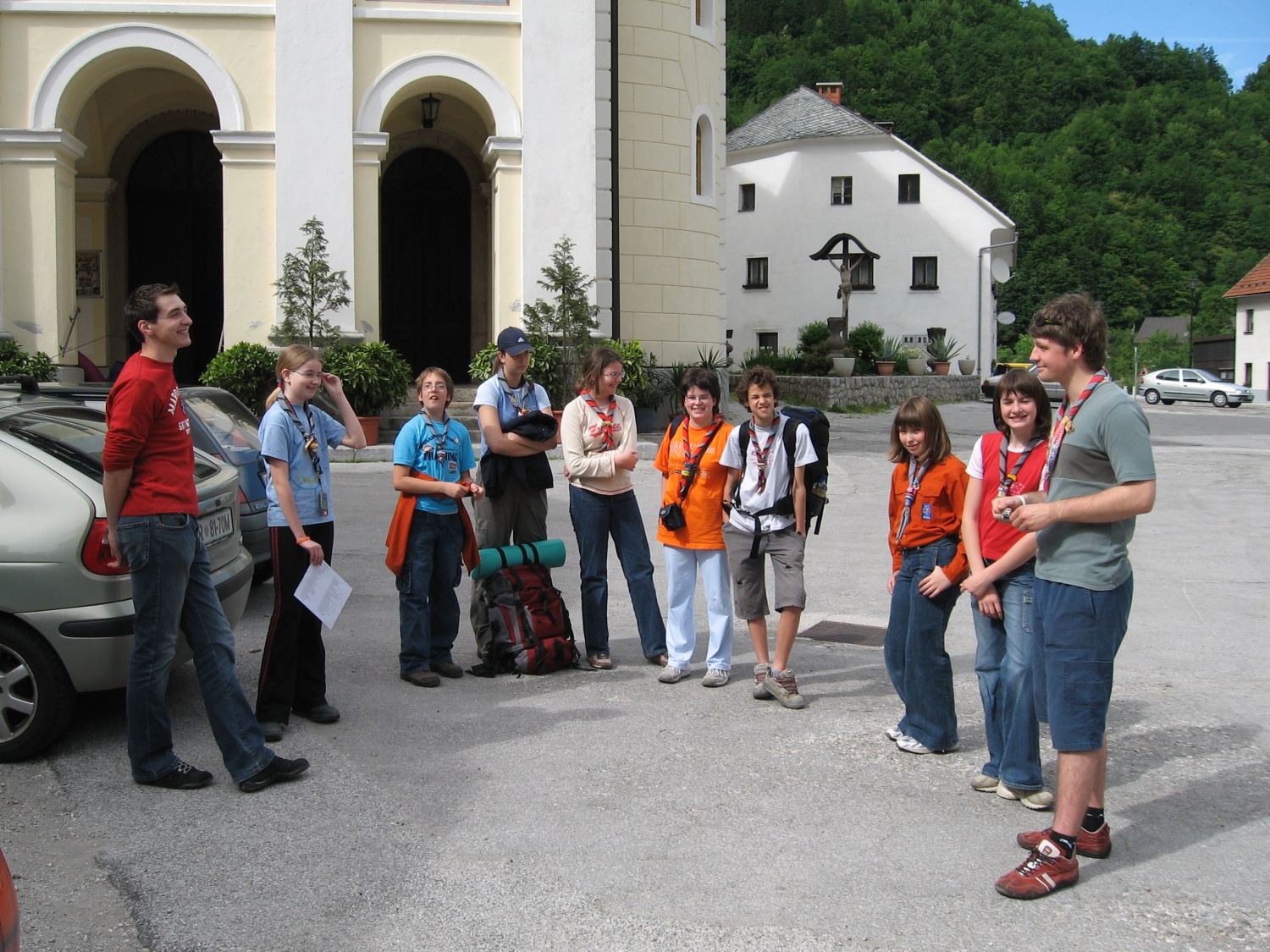 V Železnikih pred cerkvijo