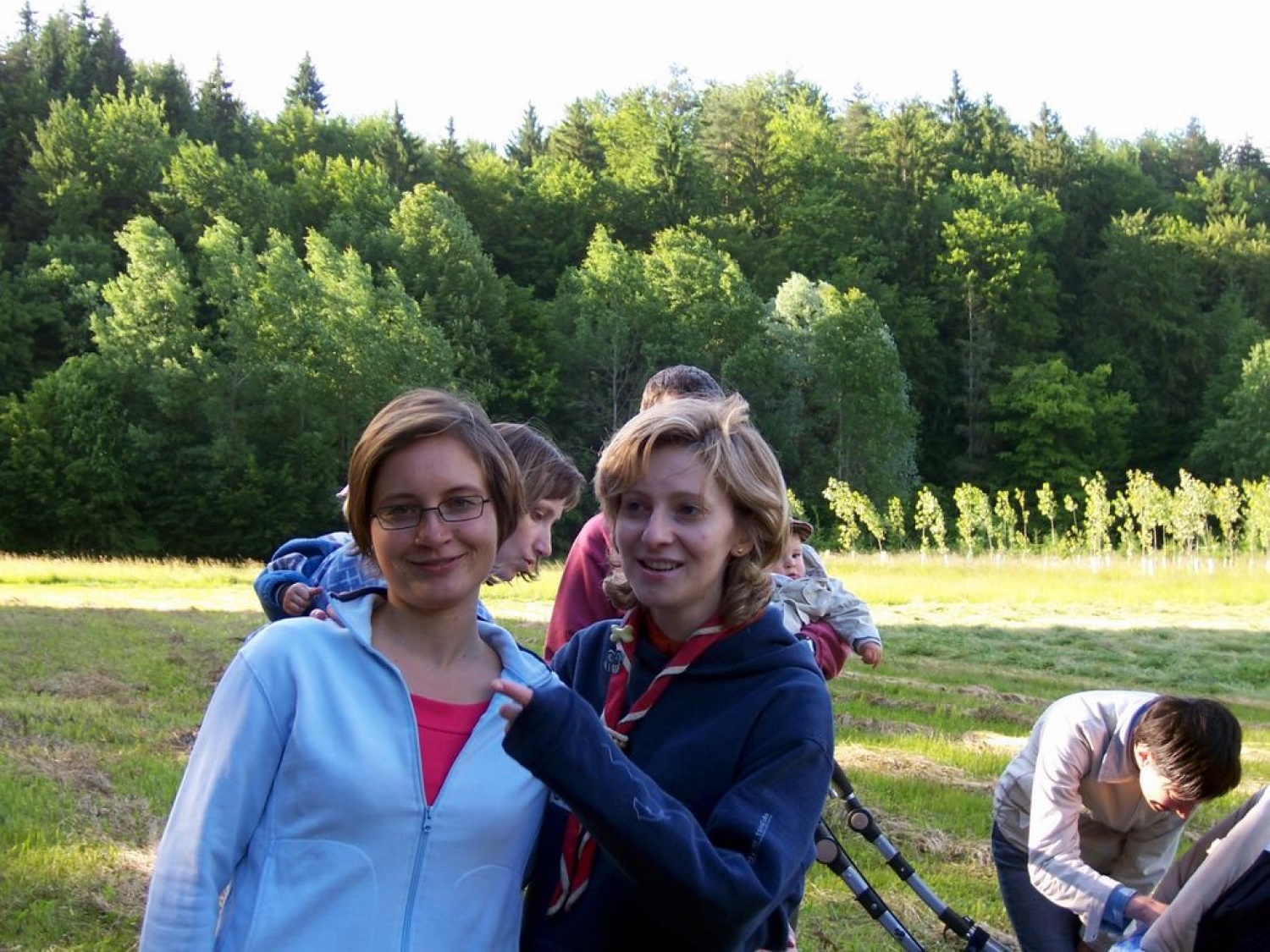 Na sončno nedeljo se je komenški SKVO zbral na letni preverbi. Na ta isti dan popoldan pa smo se srečali še z voditelji, ki so nekoč vodili v komenškem stegu!