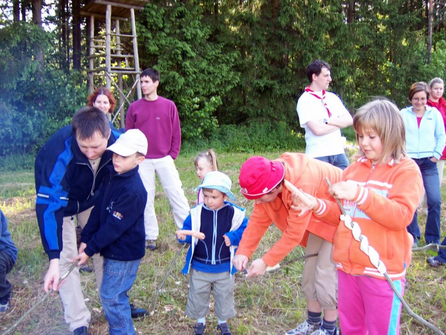 Na sončno nedeljo se je komenški SKVO zbral na letni preverbi. Na ta isti dan popoldan pa smo se srečali še z voditelji, ki so nekoč vodili v komenškem stegu!