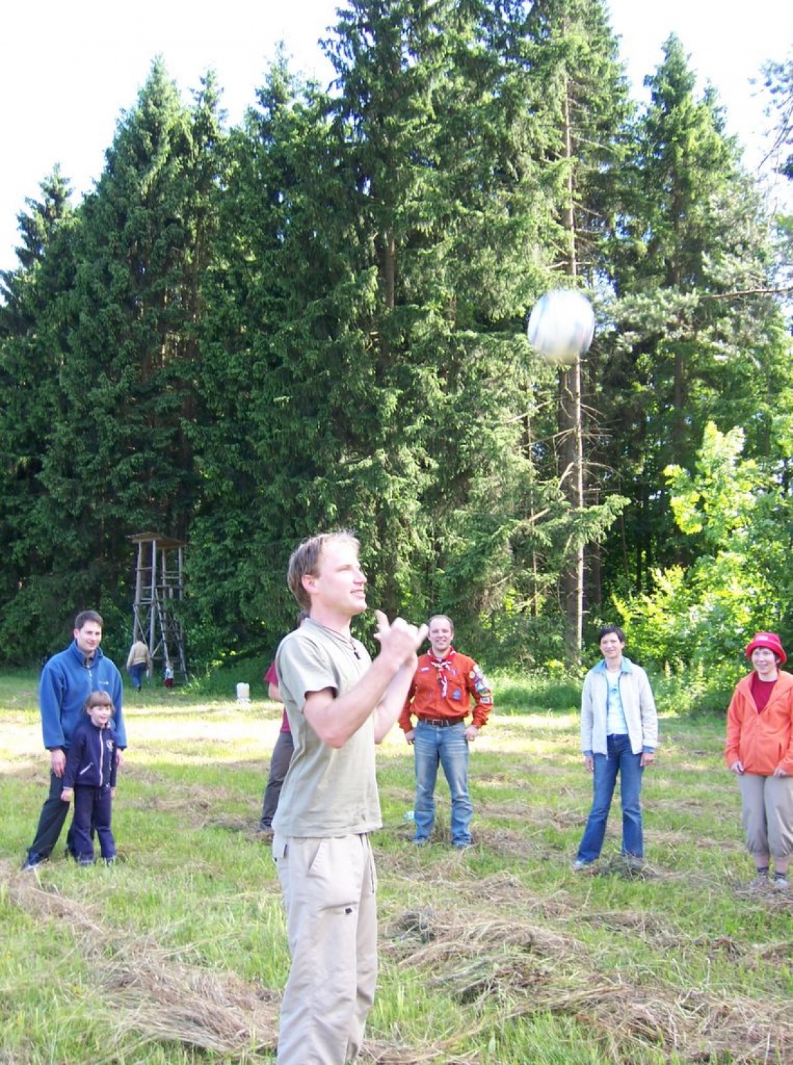 Na sončno nedeljo se je komenški SKVO zbral na letni preverbi. Na ta isti dan popoldan pa smo se srečali še z voditelji, ki so nekoč vodili v komenškem stegu!