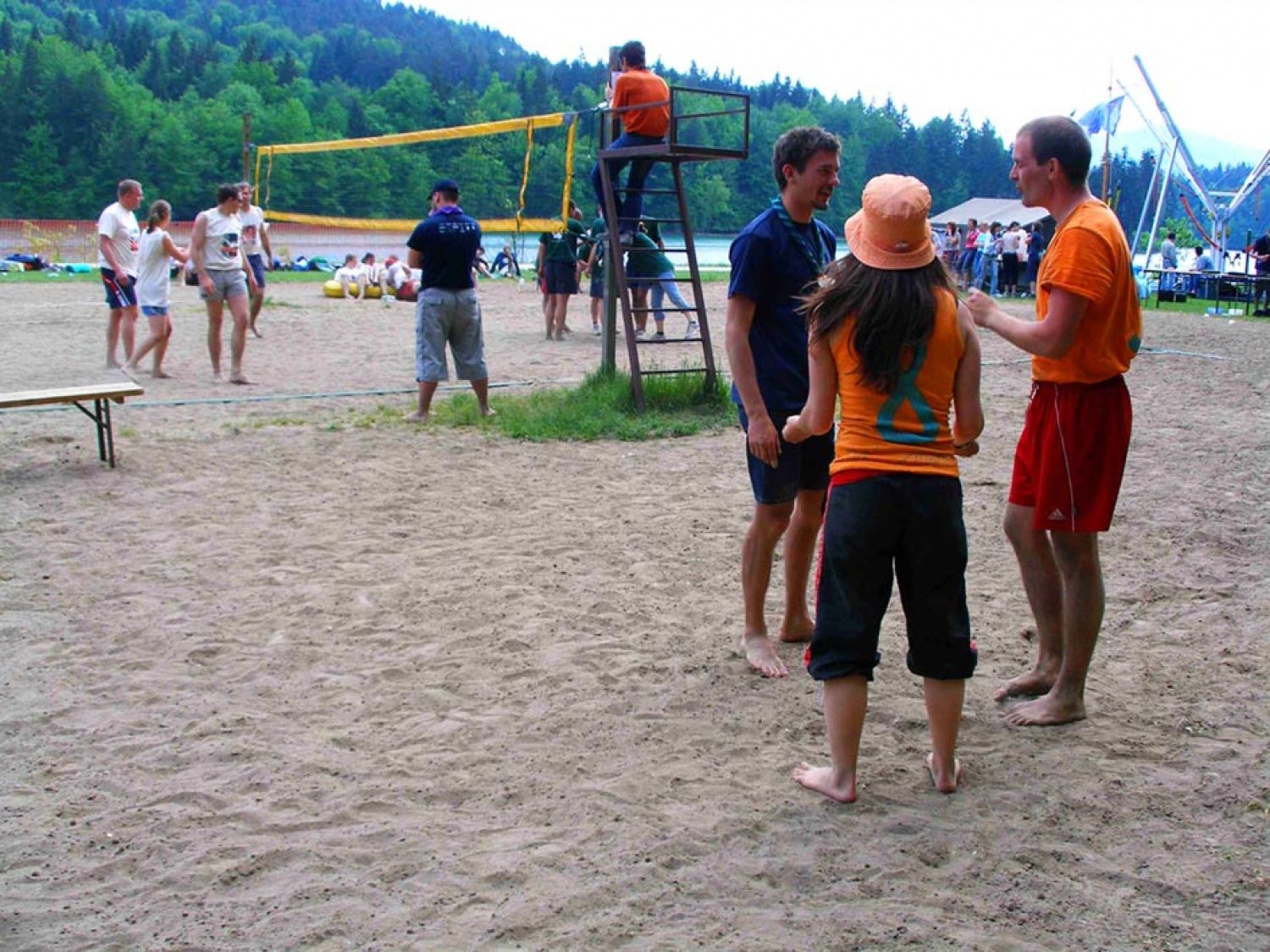 Nekateri so se razočarani, da je tekma izgubljena, oprijeli še zadnje bilke, podkupovanje organizatorjev