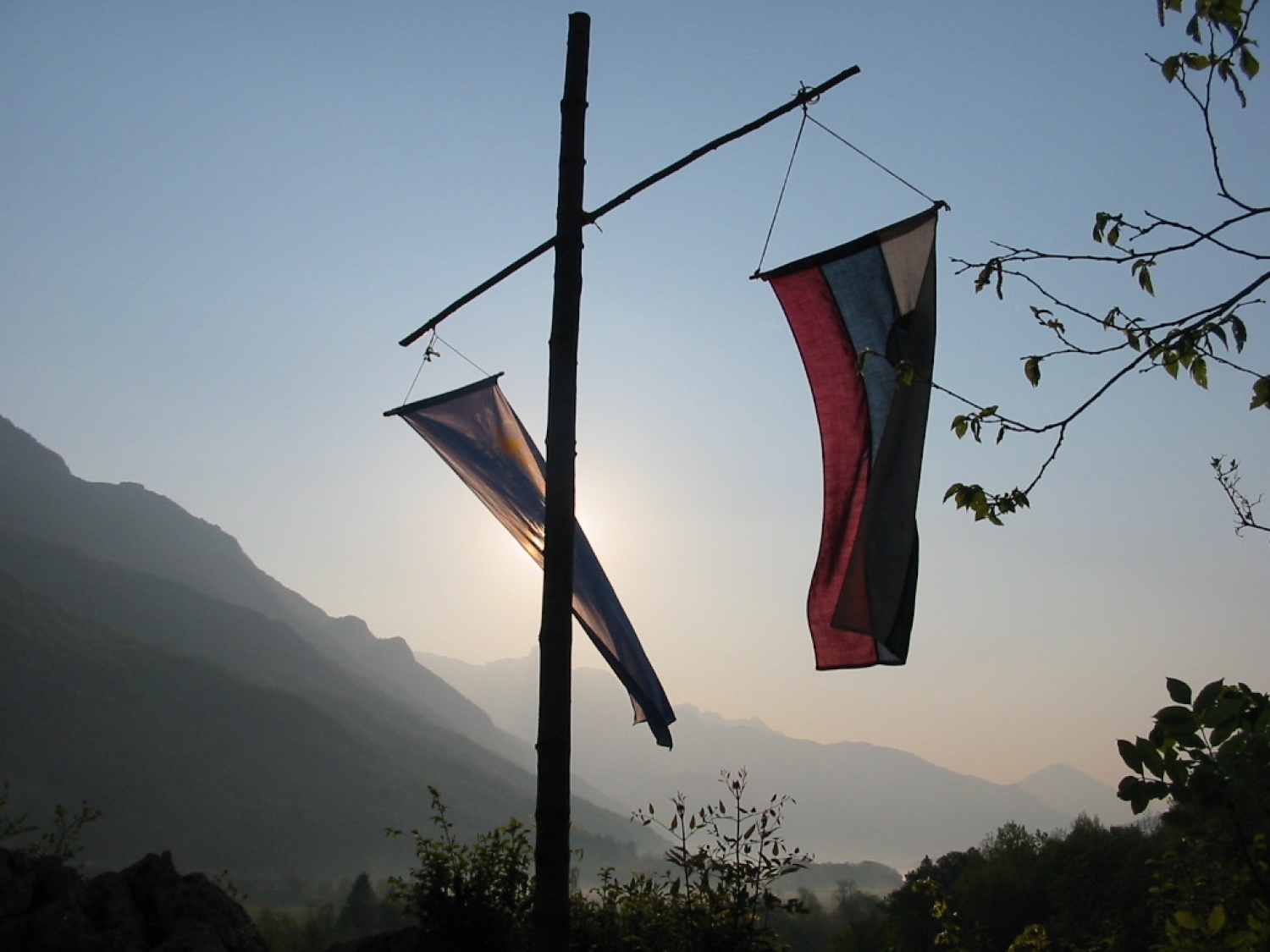 Plapolanje naših zastav nad taborom