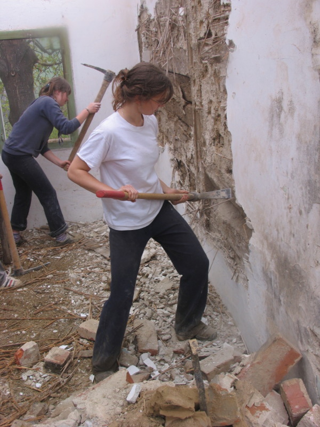 Tudi punce so pogumno udrihale po še stoječih stenah.