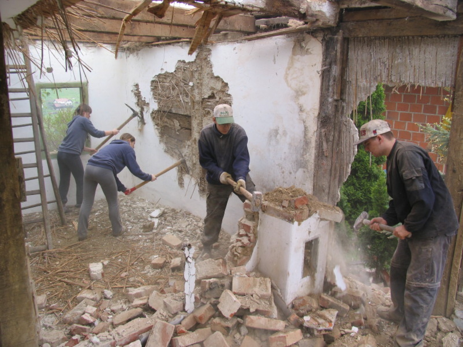 Pa smo podrli tudi dimnik.