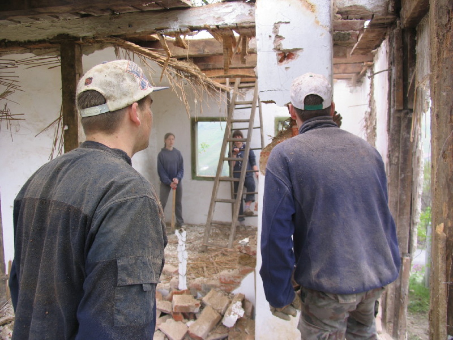 Poželjiv pogled na še stojče dimnik (z macolo v roki :))
