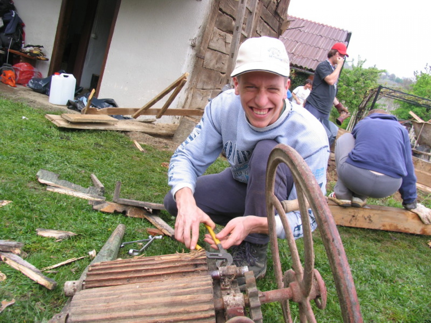 Kaj vse se je našlo med vso ropotijo; pri rušenju smo ločevali odpadni material na železo, les in omet s cegli.