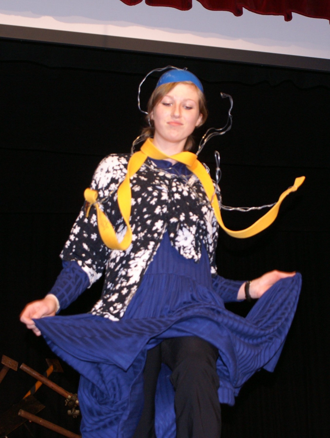 Tudi za naš festival si dame dajo šivati večerne obleke po meri