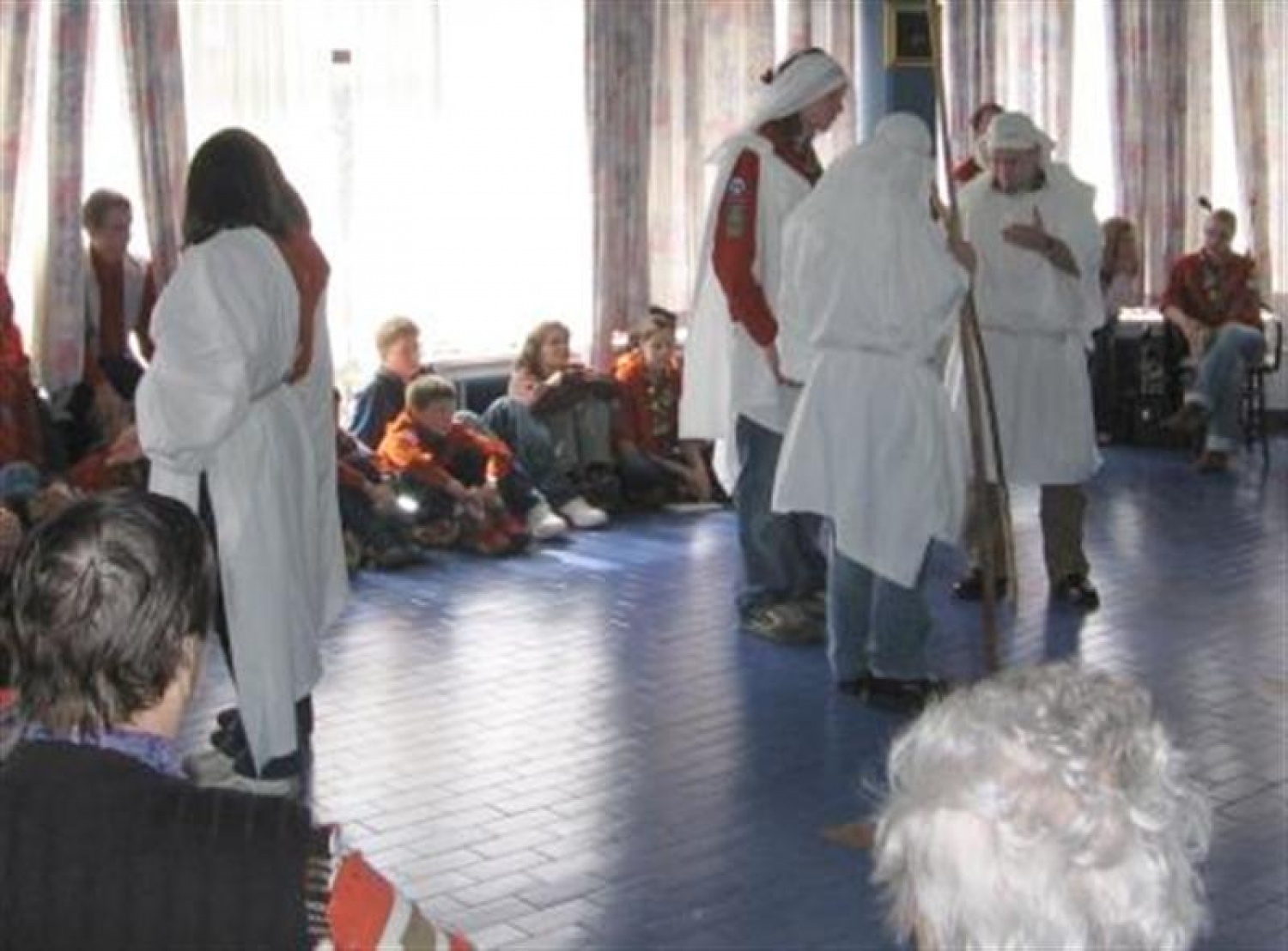 Velikonočni obisk skavtov v domu starejših občanov.