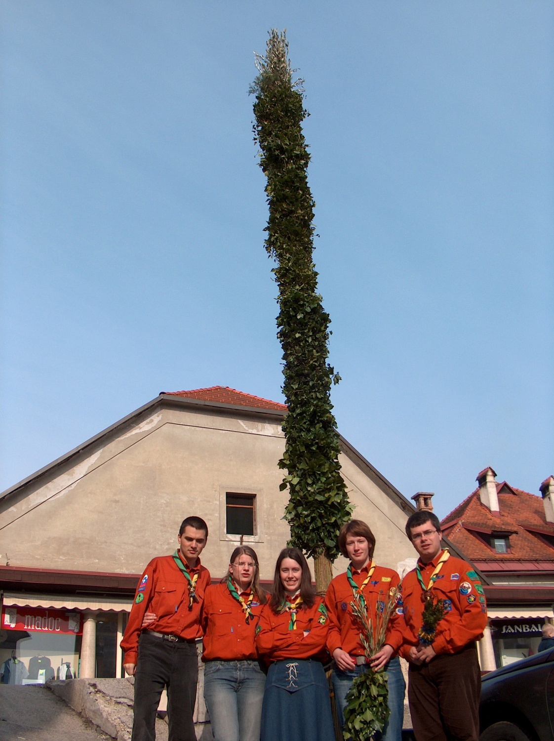 Fotografije izdelovanja in blagoslova butare velikanke, ki je nastajala pod rokami skavtov stega Škofja Loka 1