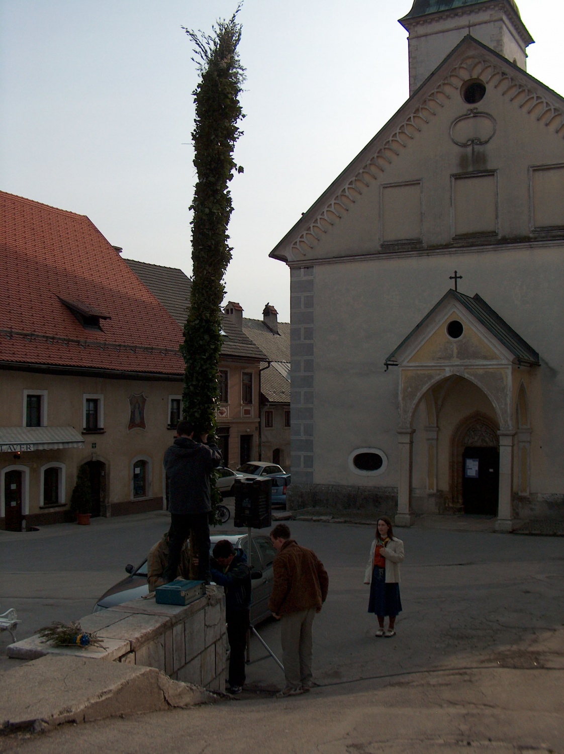 Fotografije izdelovanja in blagoslova butare velikanke, ki je nastajala pod rokami skavtov stega Škofja Loka 1