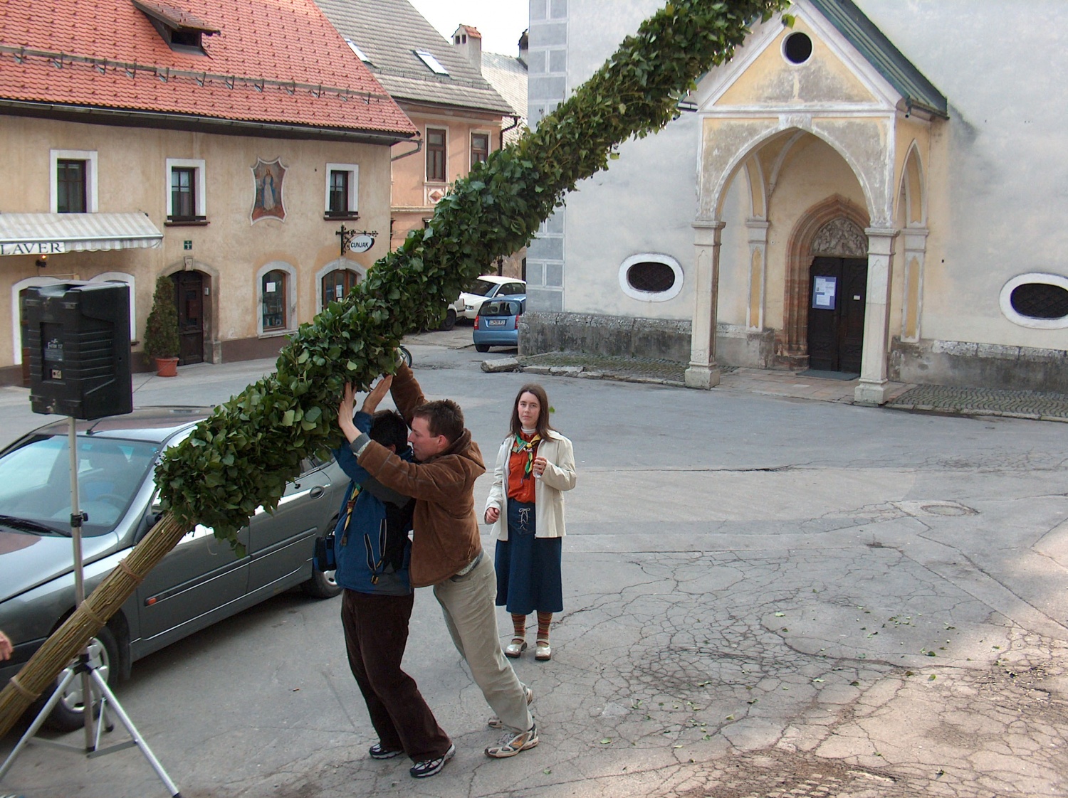 Fotografije izdelovanja in blagoslova butare velikanke, ki je nastajala pod rokami skavtov stega Škofja Loka 1