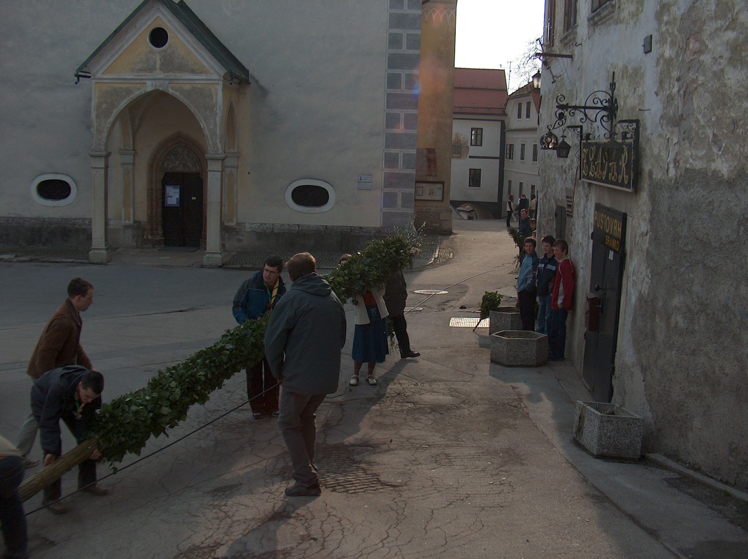 Fotografije izdelovanja in blagoslova butare velikanke, ki je nastajala pod rokami skavtov stega Škofja Loka 1