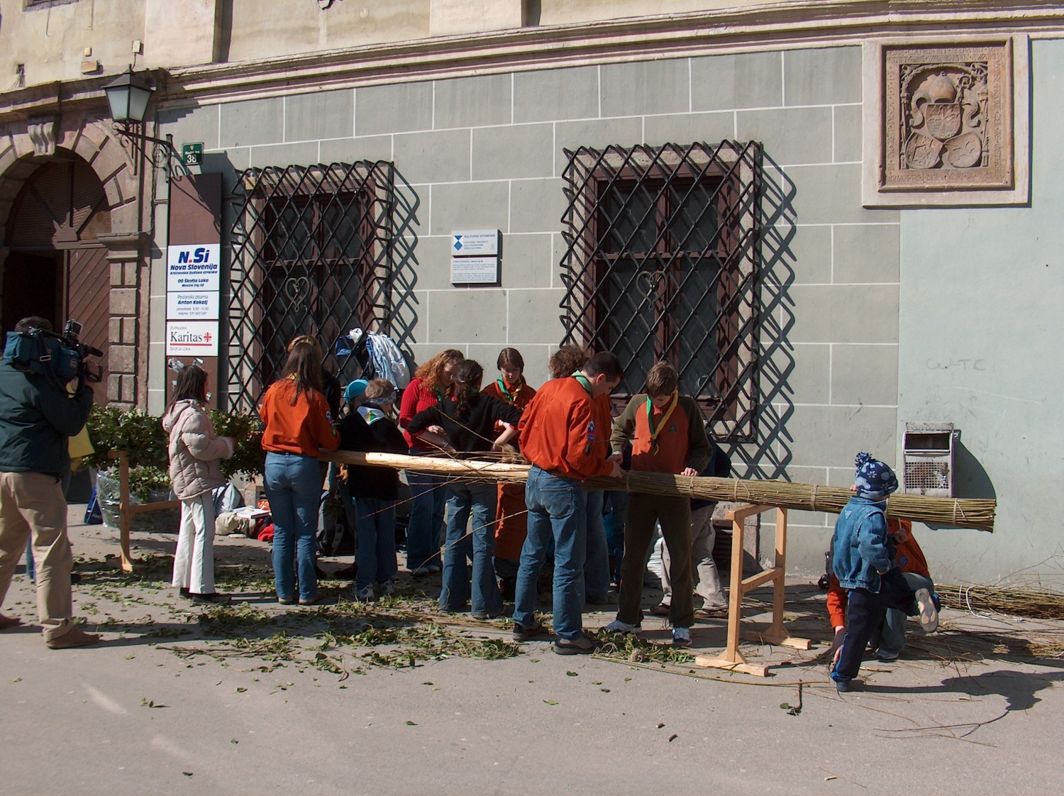 Fotografije izdelovanja in blagoslova butare velikanke, ki je nastajala pod rokami skavtov stega Škofja Loka 1