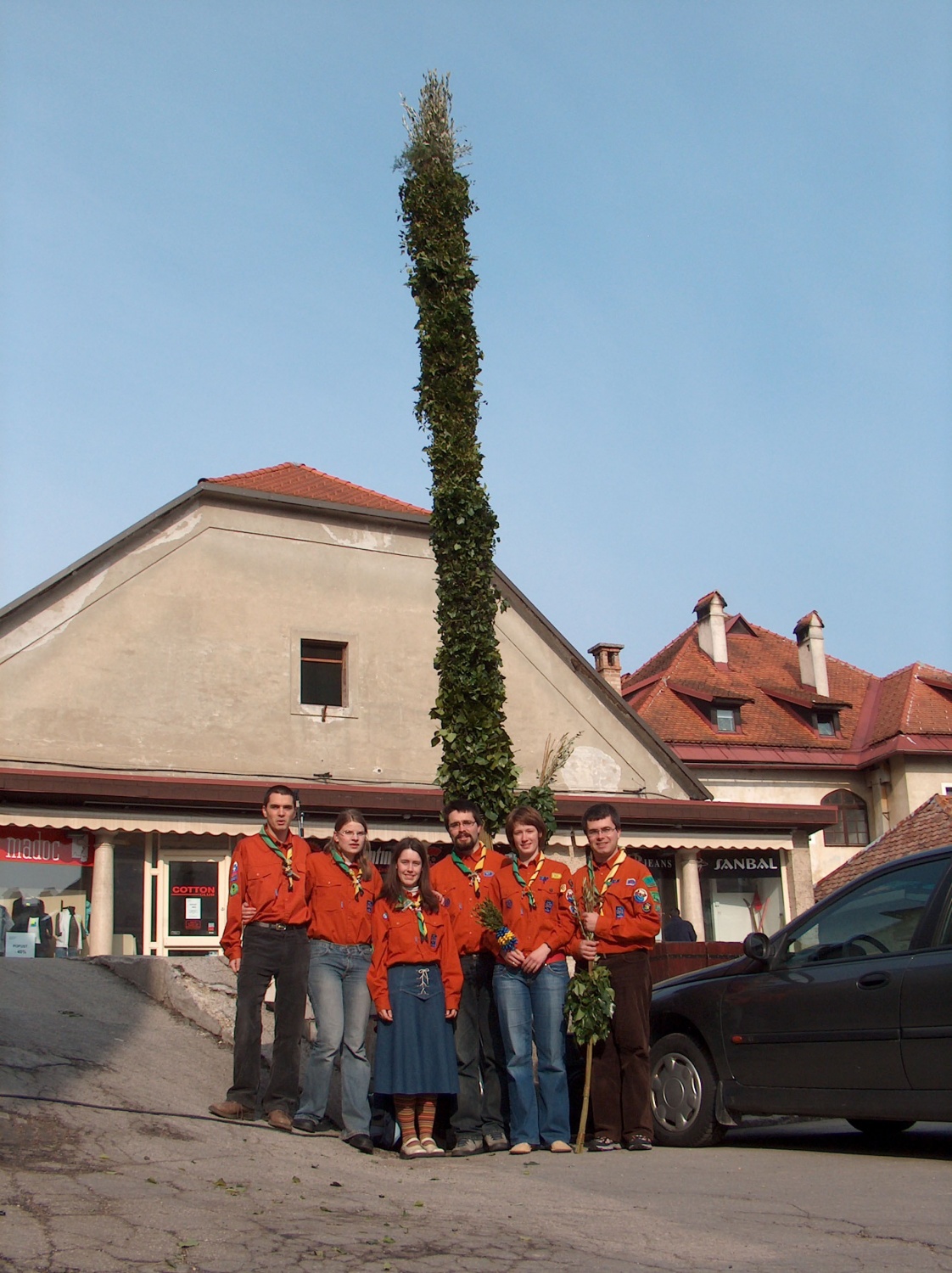 Fotografije izdelovanja in blagoslova butare velikanke, ki je nastajala pod rokami skavtov stega Škofja Loka 1