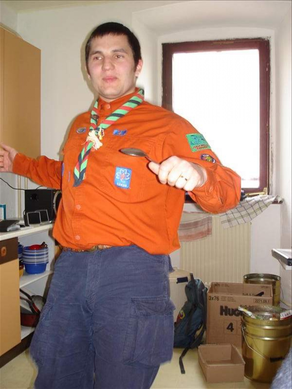 Tomaž nam je pokazal, kako se pleše salso na himno tabora.