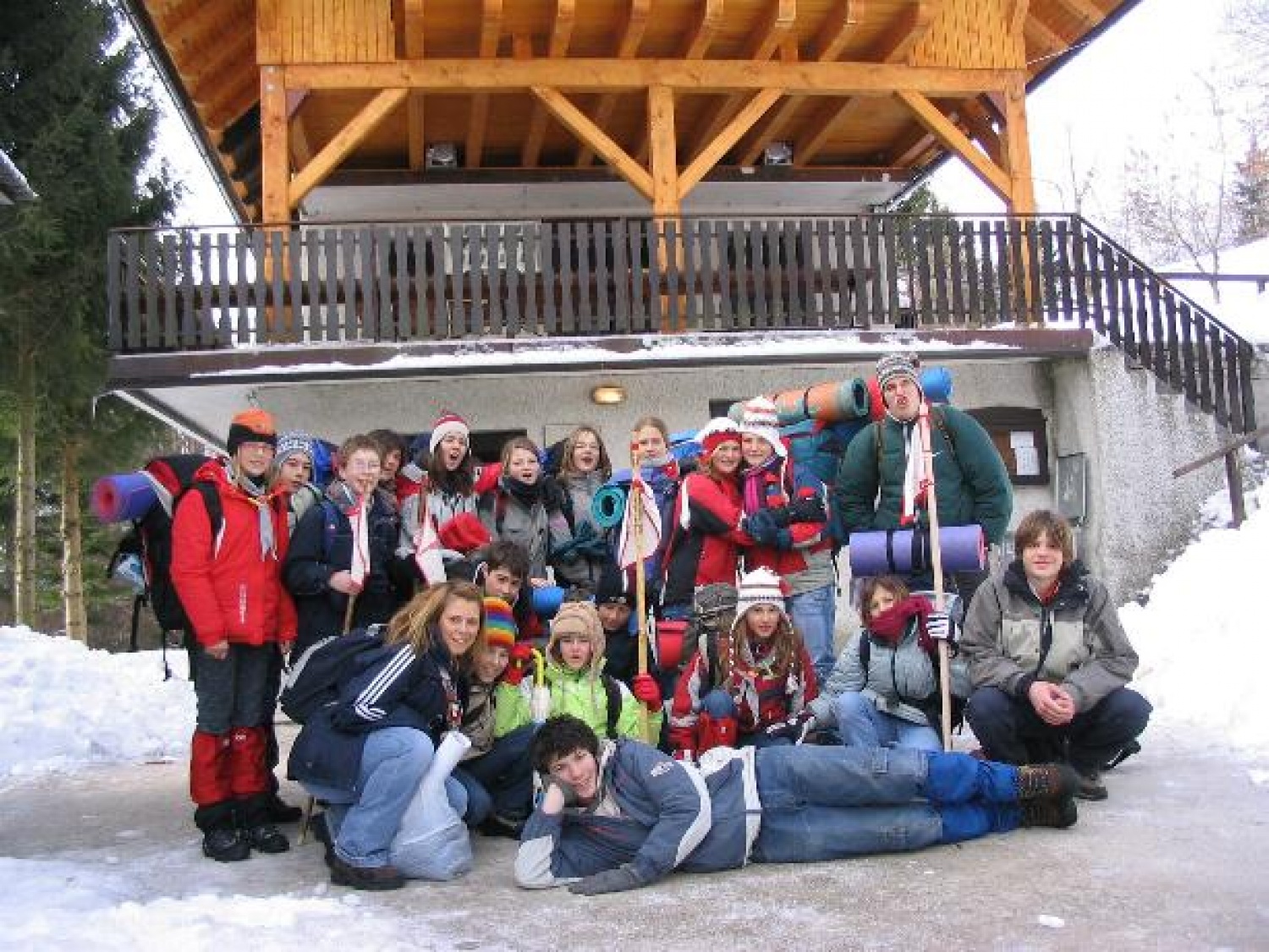 Ena gasilska, ups lovska pred kočo.