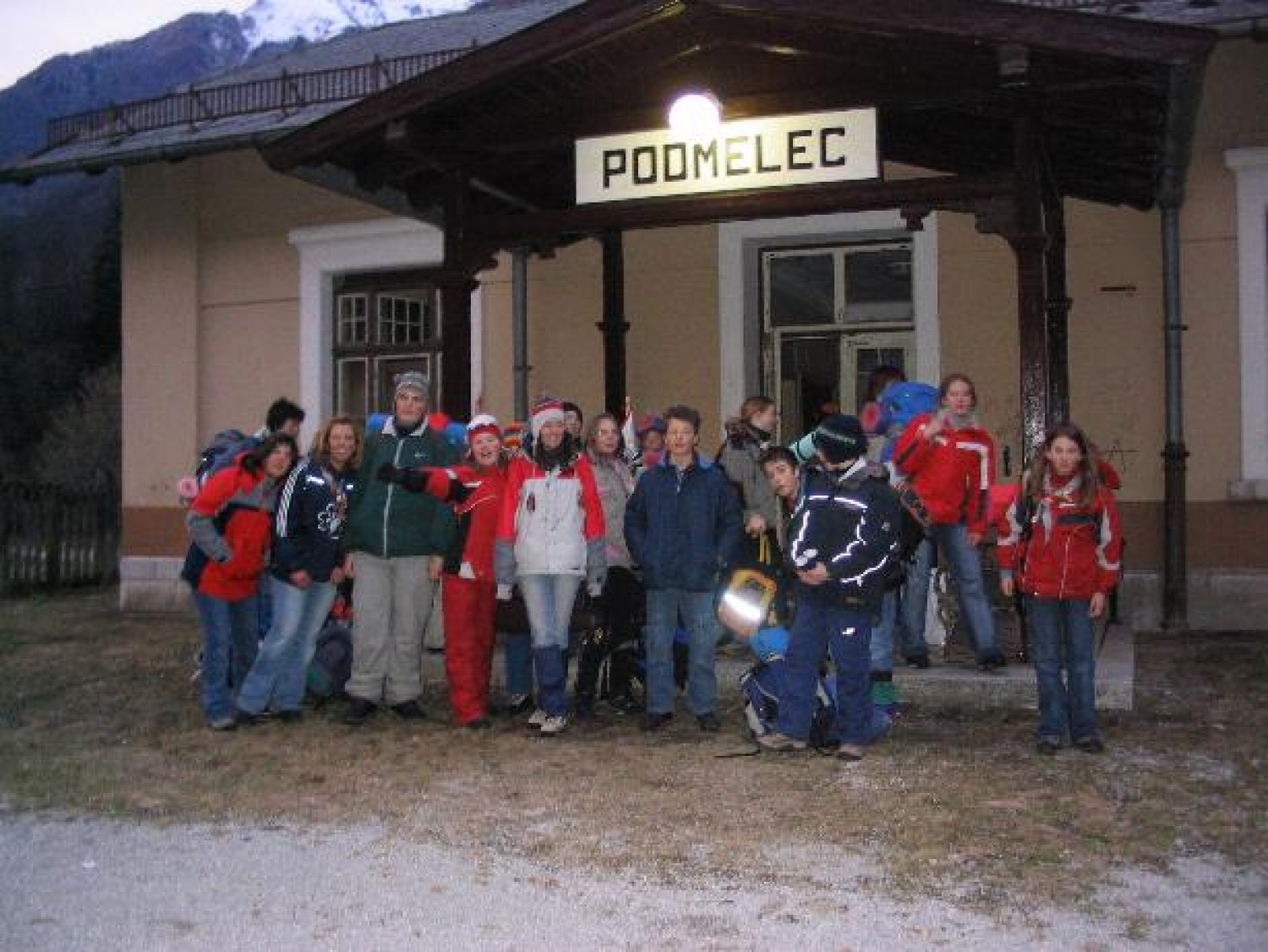 Dejmo se hitro slikat k nam bo ušou vlak!