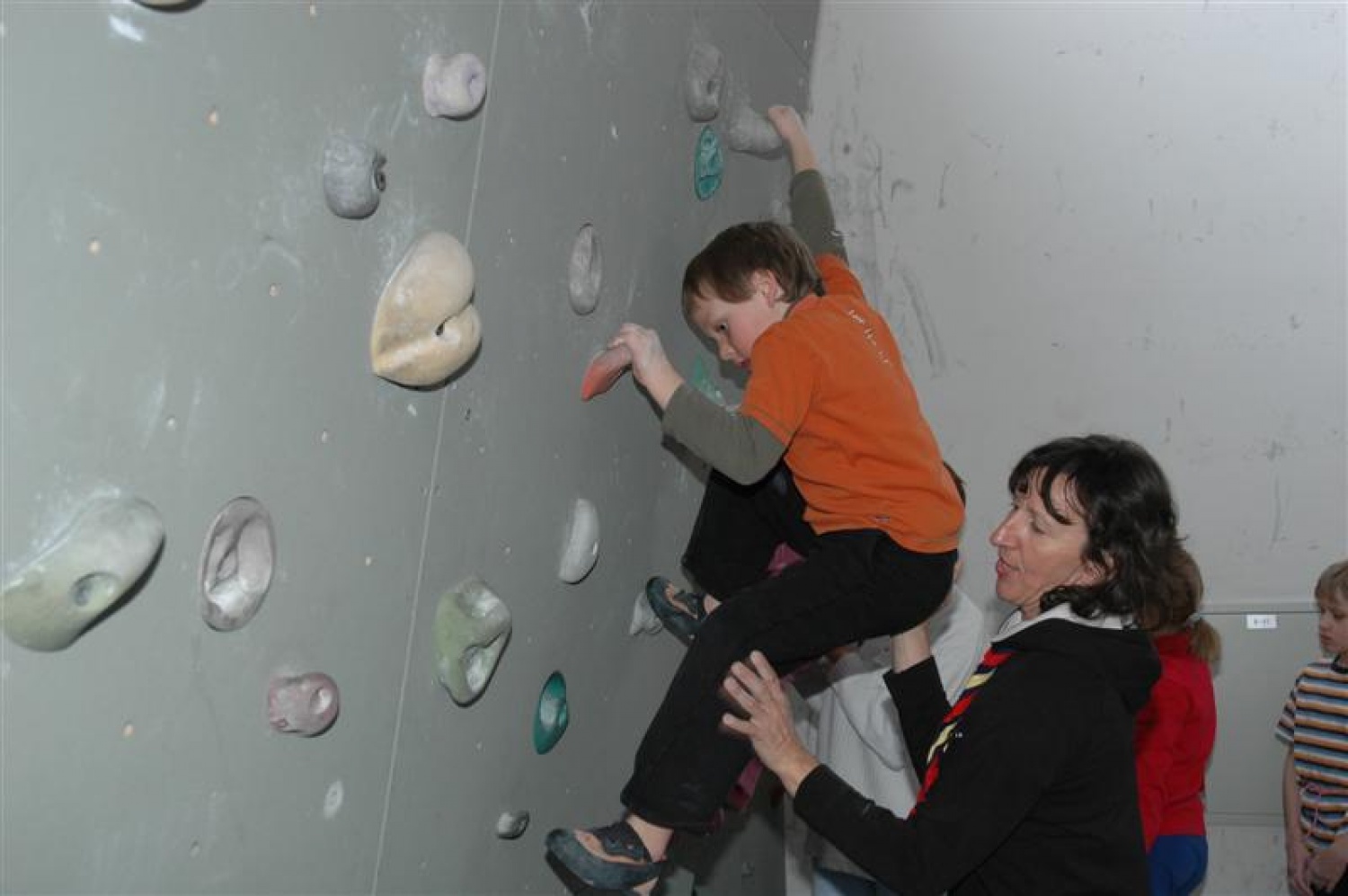 Delavnica Marije Štremfelj je bila namenjena najmlajšim, da so lahko poskusili in naredili svoje prve gibe po umetnih oprimkih.