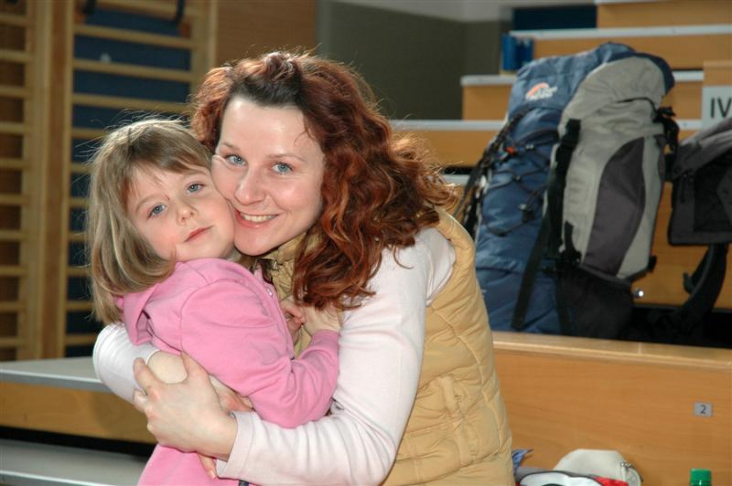 Bolničarka Neža (ki na srečo ni imela veliko dela) s hčerko.