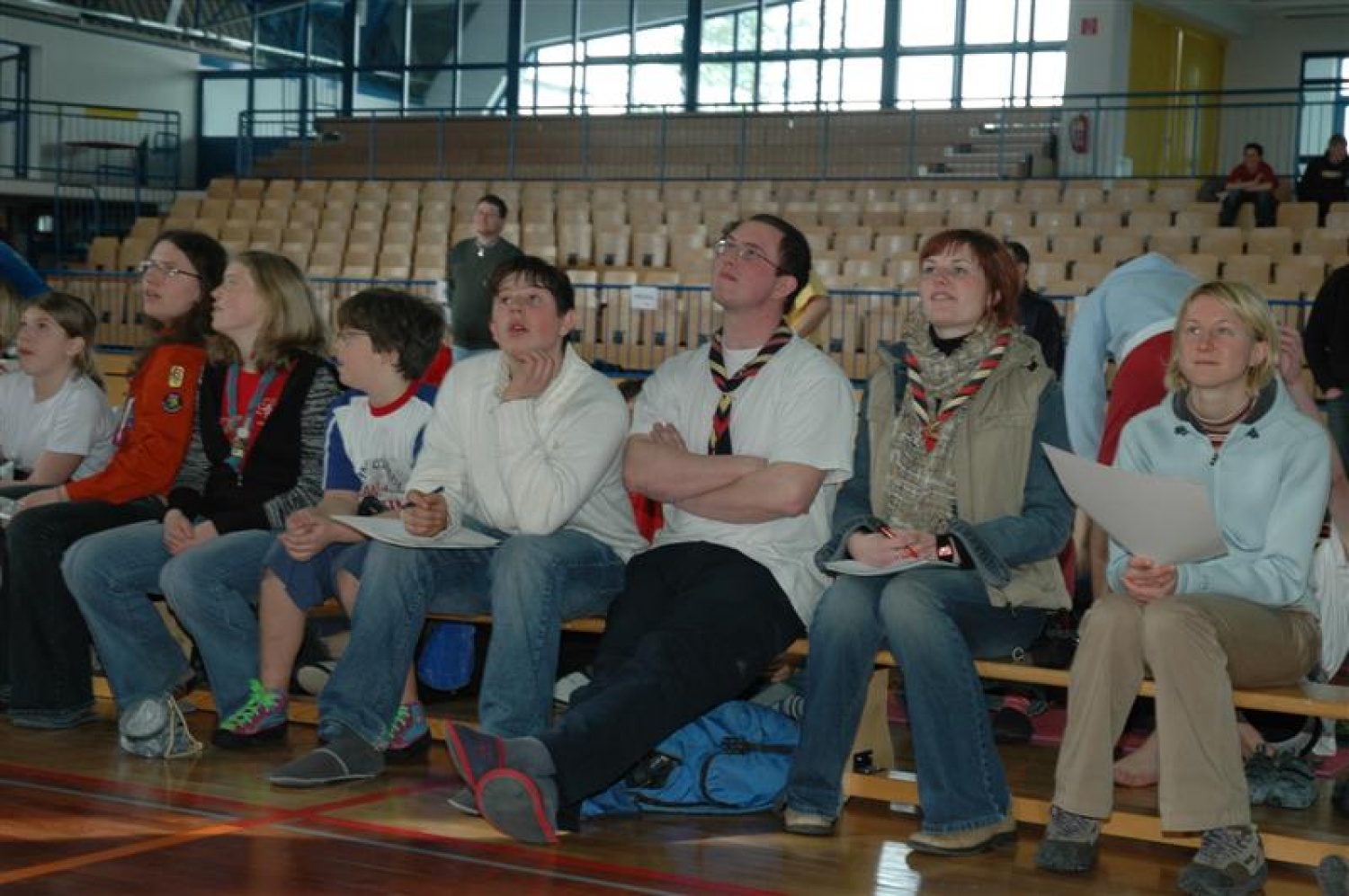 Gledalci, sodniki in zapisovalci rezultatov.