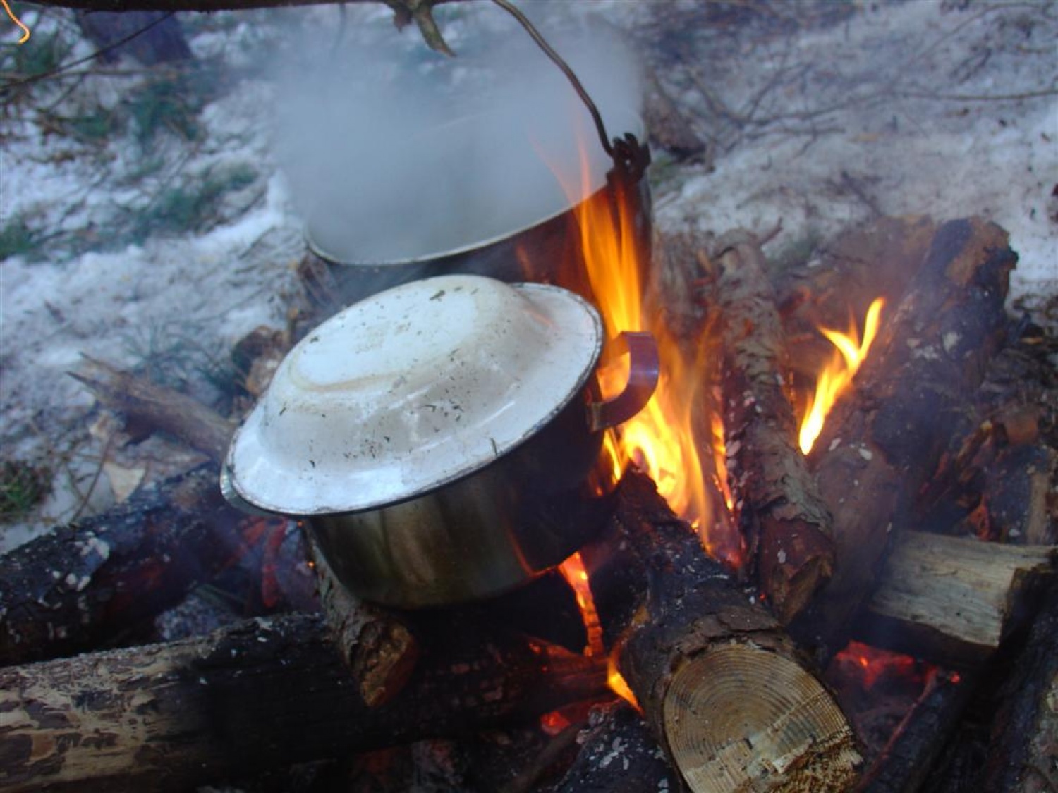 Kmalu je začel ročaj posode žareti