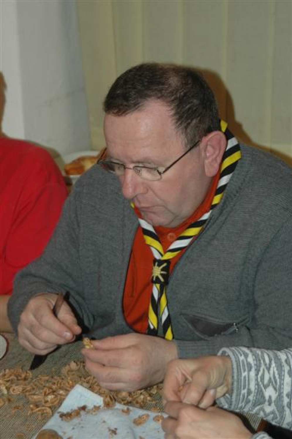 Tudi nas župnik je žvižgajoč trl orehe