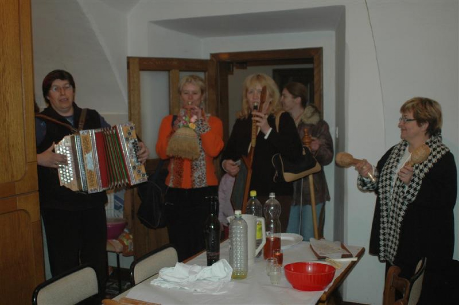 Štiri babe in ena na harmonko