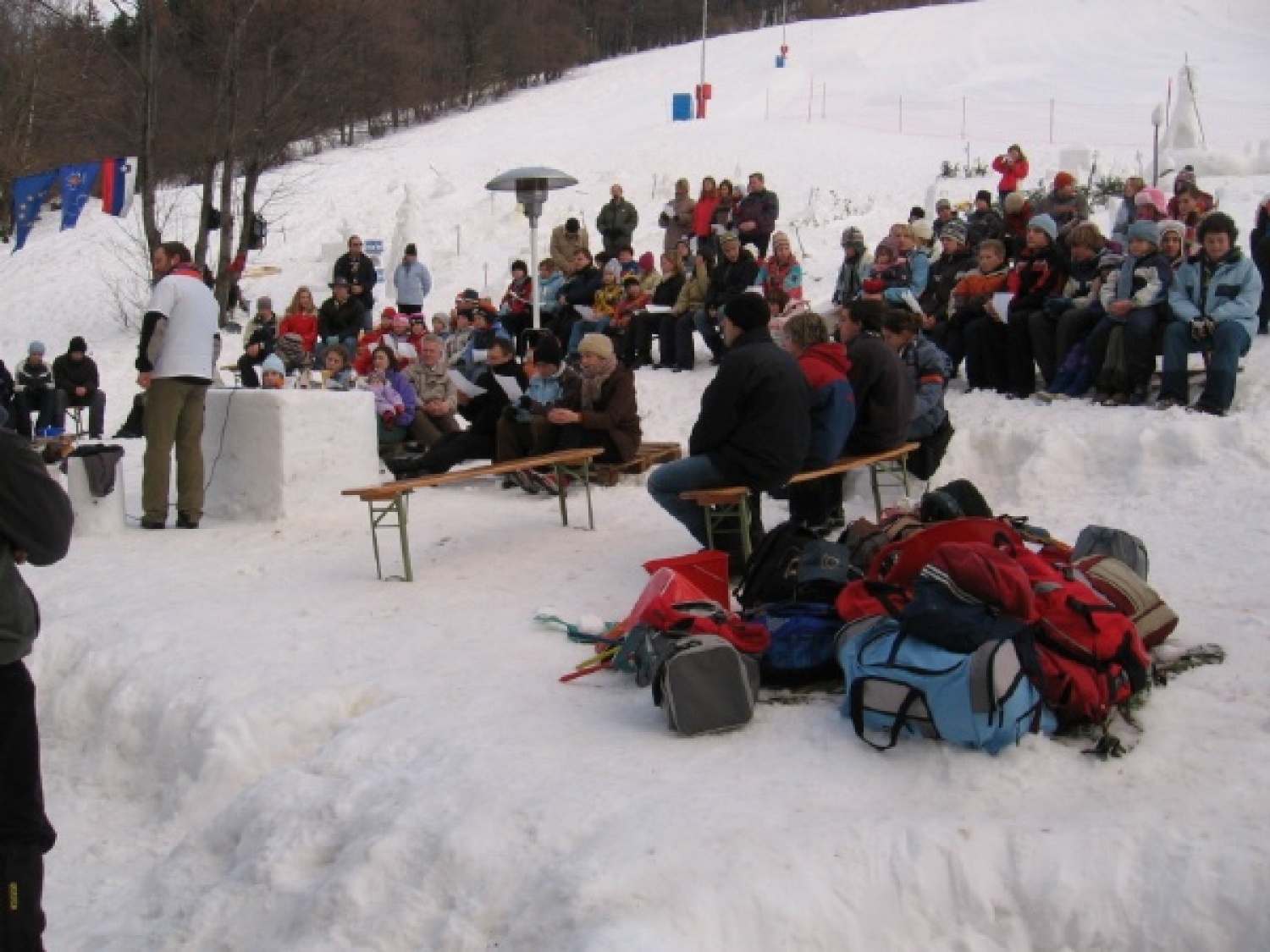 Na slikah lahko vidite trenutke iz skavtske maše. Udeležili so se jo lahko (za skavte je bila obvezna ;-)) tudi starši, dedki, babice in razni hišni ljubljenčki, če le niso bili preveč zmrzljivi. Slikane so tudi naše korenine - s snega. Kar naglejte se jih; Če ne verjamete, da so jih naredili skavti, lahko pokukate še na stran http://celje1.skavt.net ,kjer imamo vse črno na belem. Na koncu pa so nas obiskali čisto pravi Grajski bruhalci ognja.