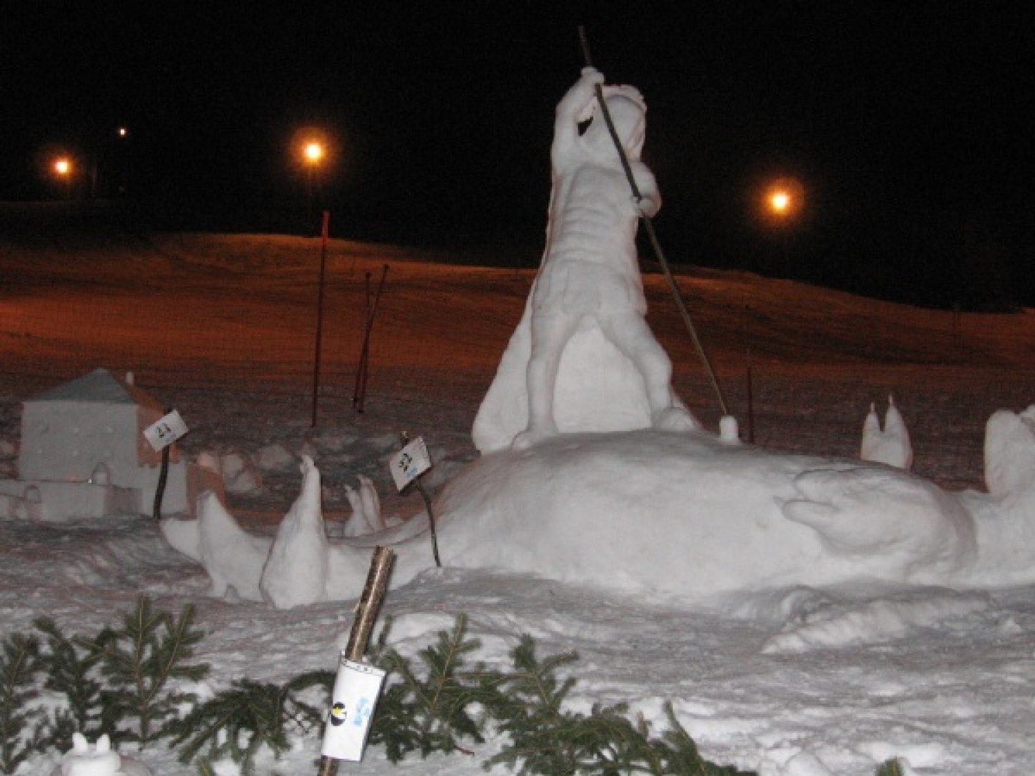 Na slikah lahko vidite trenutke iz skavtske maše. Udeležili so se jo lahko (za skavte je bila obvezna ;-)) tudi starši, dedki, babice in razni hišni ljubljenčki, če le niso bili preveč zmrzljivi. Slikane so tudi naše korenine - s snega. Kar naglejte se jih; Če ne verjamete, da so jih naredili skavti, lahko pokukate še na stran http://celje1.skavt.net ,kjer imamo vse črno na belem. Na koncu pa so nas obiskali čisto pravi Grajski bruhalci ognja.