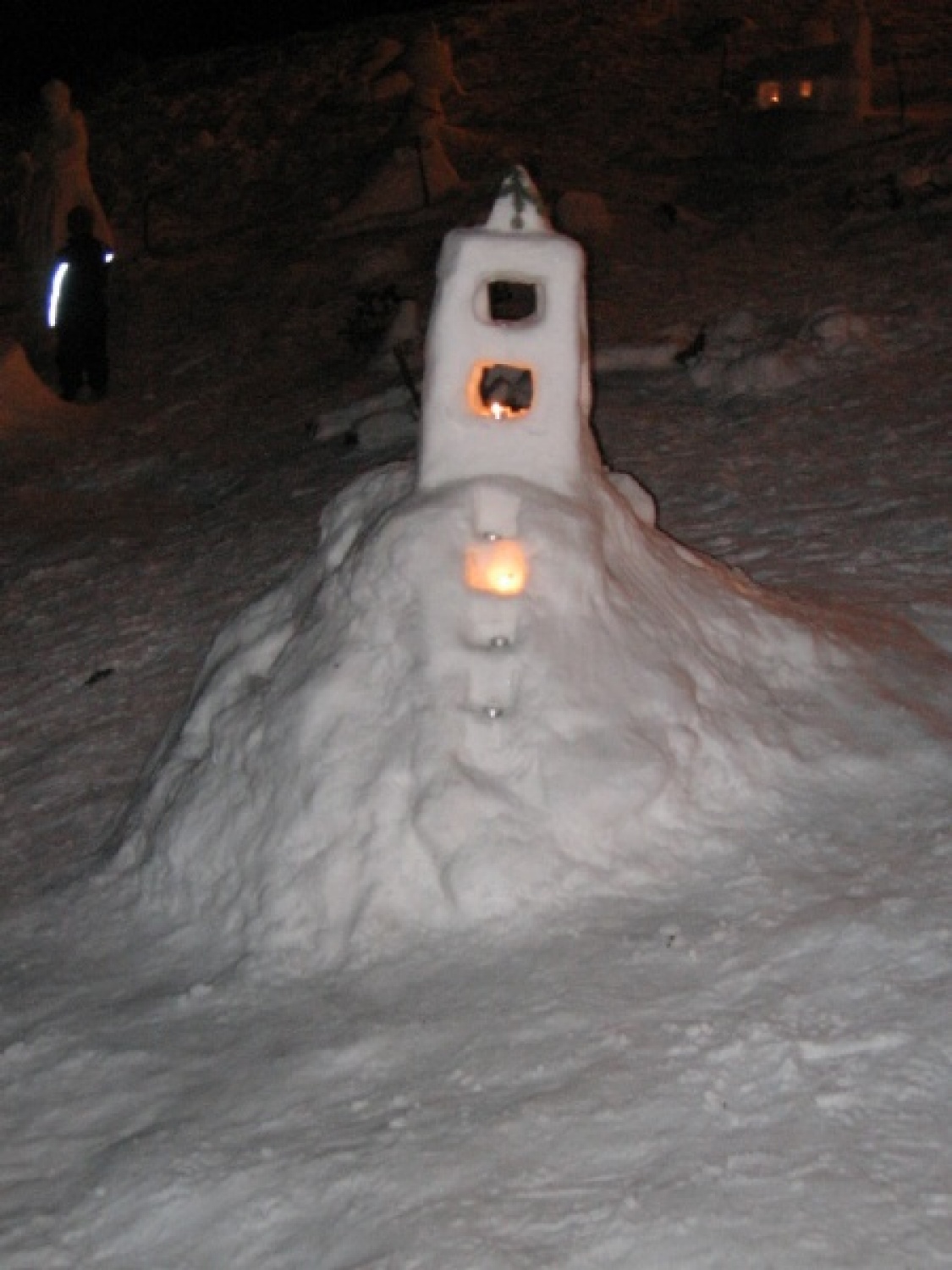 Na slikah lahko vidite trenutke iz skavtske maše. Udeležili so se jo lahko (za skavte je bila obvezna ;-)) tudi starši, dedki, babice in razni hišni ljubljenčki, če le niso bili preveč zmrzljivi. Slikane so tudi naše korenine - s snega. Kar naglejte se jih; Če ne verjamete, da so jih naredili skavti, lahko pokukate še na stran http://celje1.skavt.net ,kjer imamo vse črno na belem. Na koncu pa so nas obiskali čisto pravi Grajski bruhalci ognja.