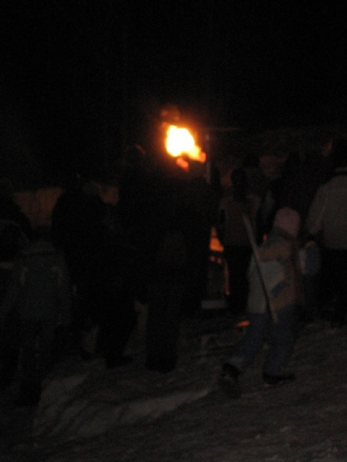 Na slikah lahko vidite trenutke iz skavtske maše. Udeležili so se jo lahko (za skavte je bila obvezna ;-)) tudi starši, dedki, babice in razni hišni ljubljenčki, če le niso bili preveč zmrzljivi. Slikane so tudi naše korenine - s snega. Kar naglejte se jih; Če ne verjamete, da so jih naredili skavti, lahko pokukate še na stran http://celje1.skavt.net ,kjer imamo vse črno na belem. Na koncu pa so nas obiskali čisto pravi Grajski bruhalci ognja.