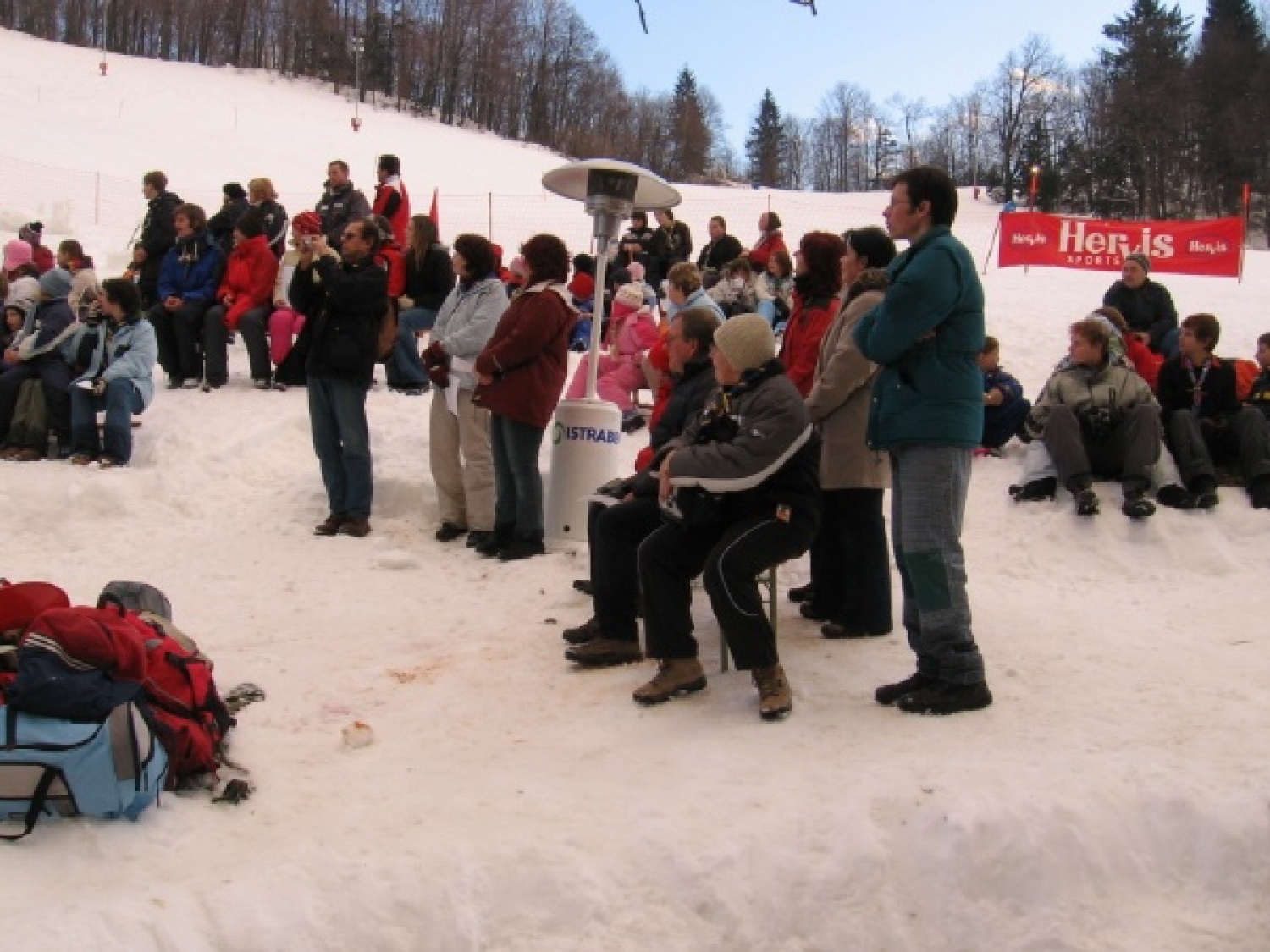 Na slikah lahko vidite trenutke iz skavtske maše. Udeležili so se jo lahko (za skavte je bila obvezna ;-)) tudi starši, dedki, babice in razni hišni ljubljenčki, če le niso bili preveč zmrzljivi. Slikane so tudi naše korenine - s snega. Kar naglejte se jih; Če ne verjamete, da so jih naredili skavti, lahko pokukate še na stran http://celje1.skavt.net ,kjer imamo vse črno na belem. Na koncu pa so nas obiskali čisto pravi Grajski bruhalci ognja.