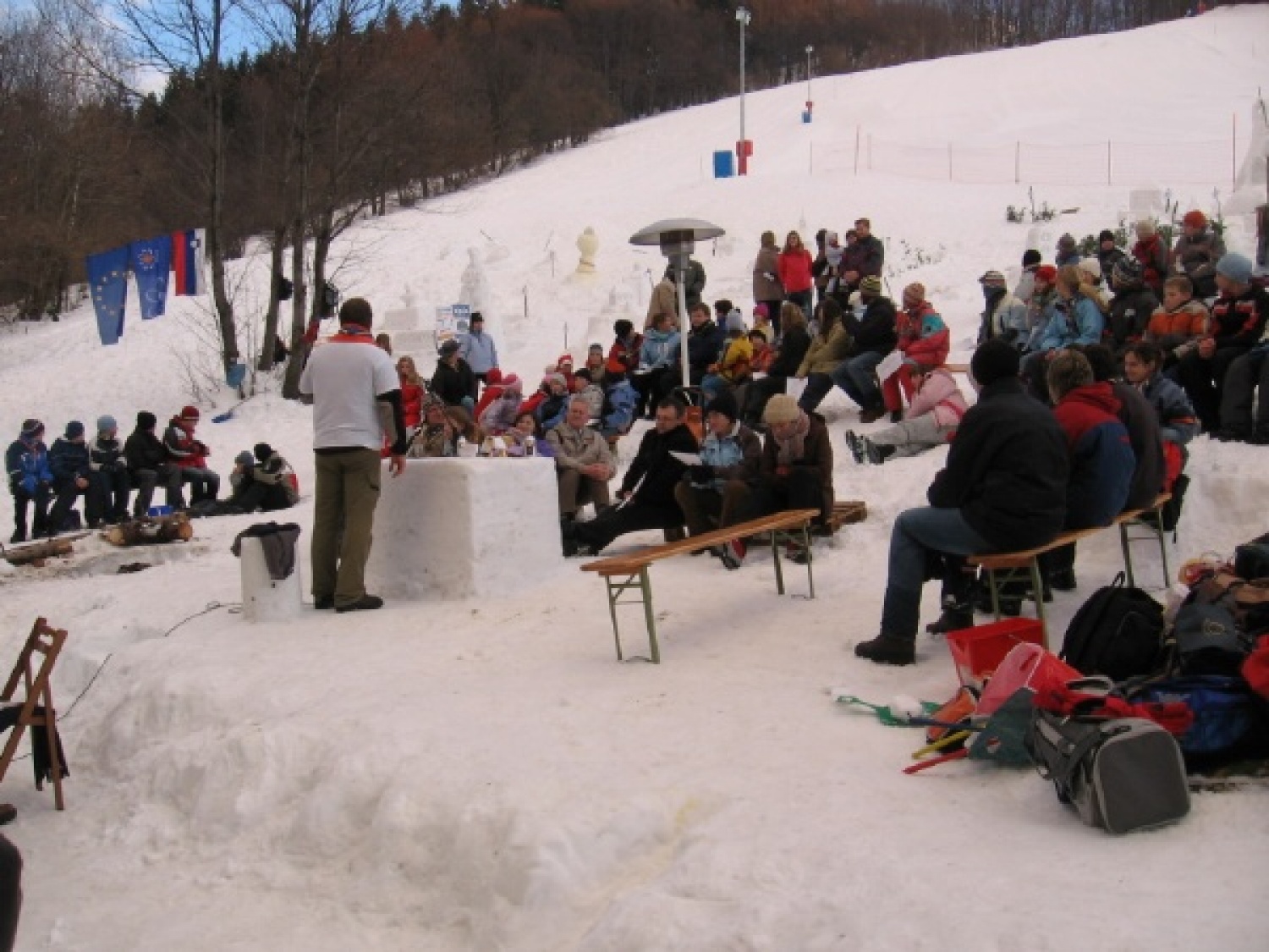 Na slikah lahko vidite trenutke iz skavtske maše. Udeležili so se jo lahko (za skavte je bila obvezna ;-)) tudi starši, dedki, babice in razni hišni ljubljenčki, če le niso bili preveč zmrzljivi. Slikane so tudi naše korenine - s snega. Kar naglejte se jih; Če ne verjamete, da so jih naredili skavti, lahko pokukate še na stran http://celje1.skavt.net ,kjer imamo vse črno na belem. Na koncu pa so nas obiskali čisto pravi Grajski bruhalci ognja.
