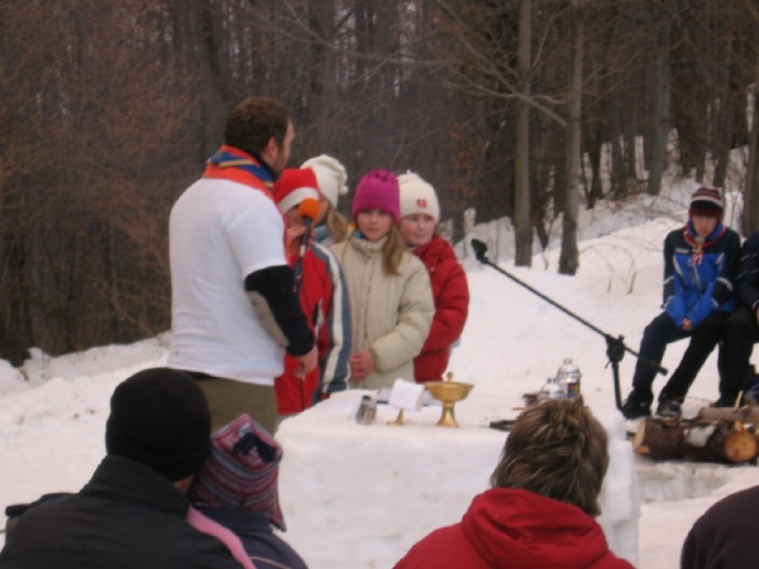 Na slikah lahko vidite trenutke iz skavtske maše. Udeležili so se jo lahko (za skavte je bila obvezna ;-)) tudi starši, dedki, babice in razni hišni ljubljenčki, če le niso bili preveč zmrzljivi. Slikane so tudi naše korenine - s snega. Kar naglejte se jih; Če ne verjamete, da so jih naredili skavti, lahko pokukate še na stran http://celje1.skavt.net ,kjer imamo vse črno na belem. Na koncu pa so nas obiskali čisto pravi Grajski bruhalci ognja.